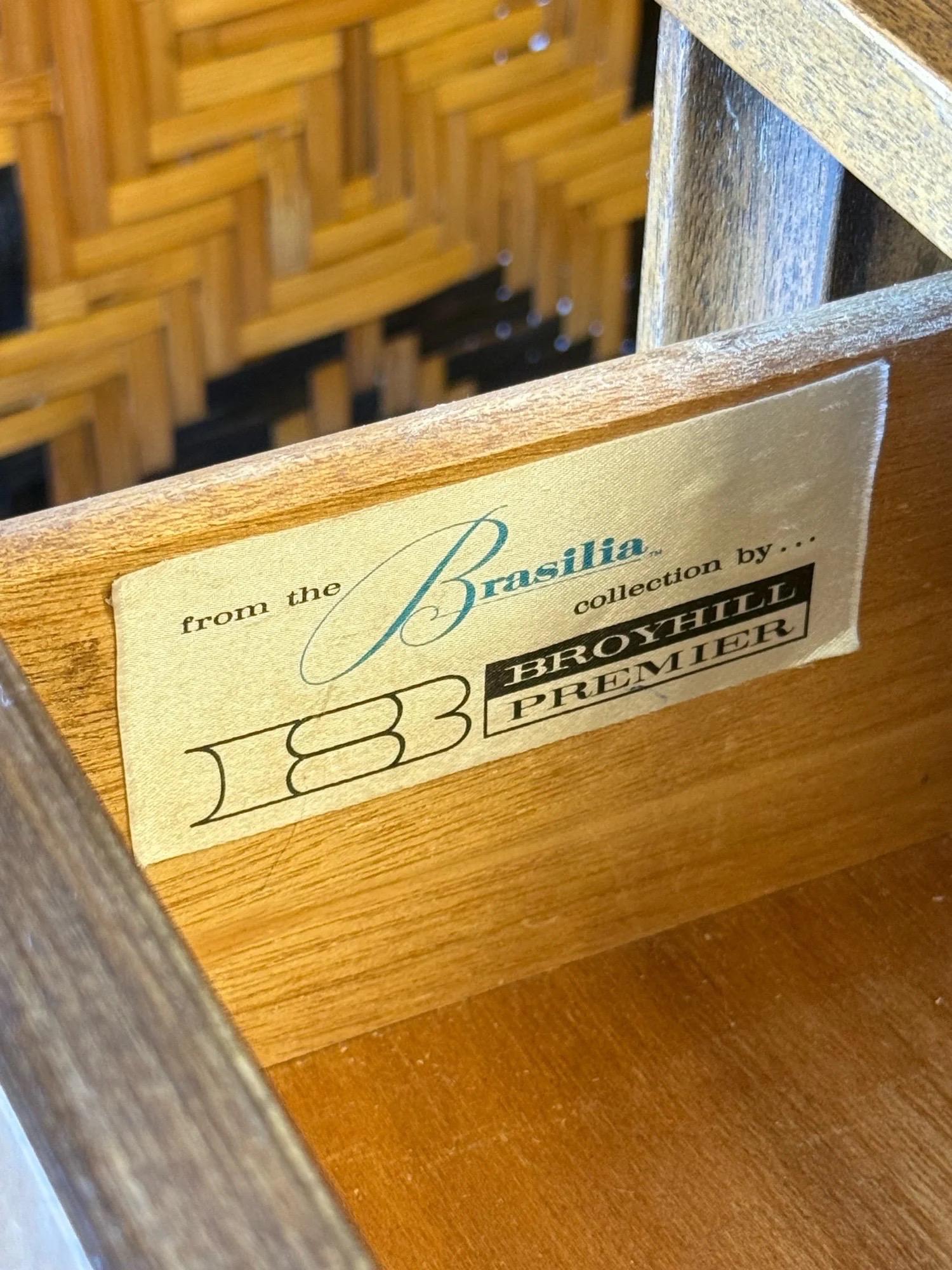 Commode du milieu du siècle Broyhill Brasilia avec deux miroirs en vente 7