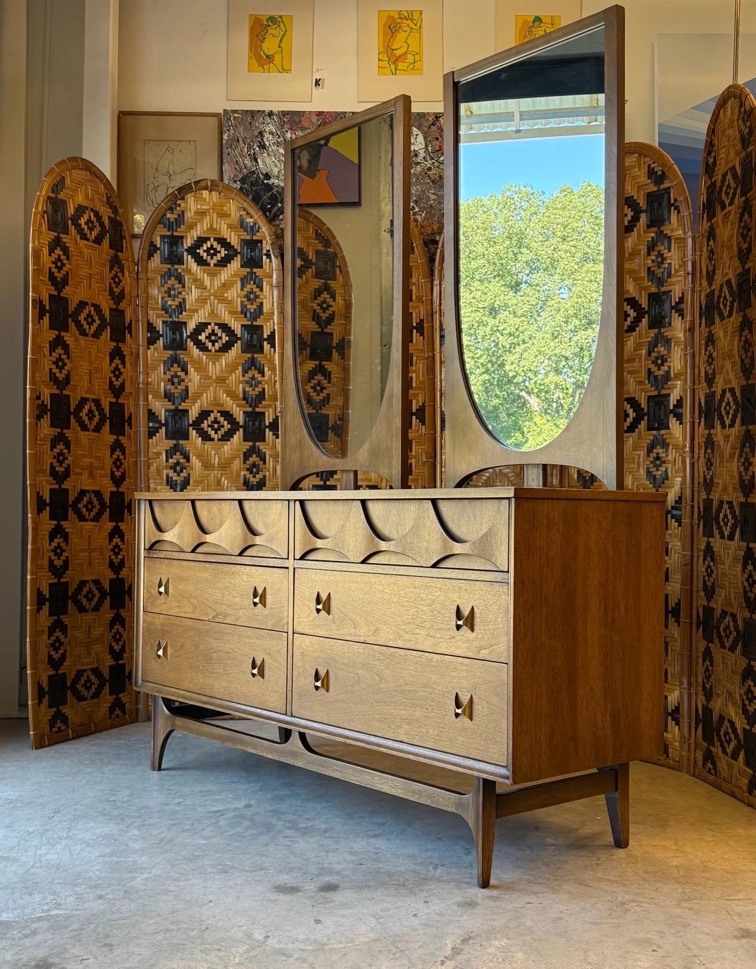 Commode à six tiroirs du milieu du siècle dernier, conçue par Broyhill, vers les années 1960. Une partie de la ligne Brasilia de Broyhill, inspirée par l'architecture d'Oscar Niemeyer. Niemeyer a utilisé de grandes arches dans ses bâtiments situés
