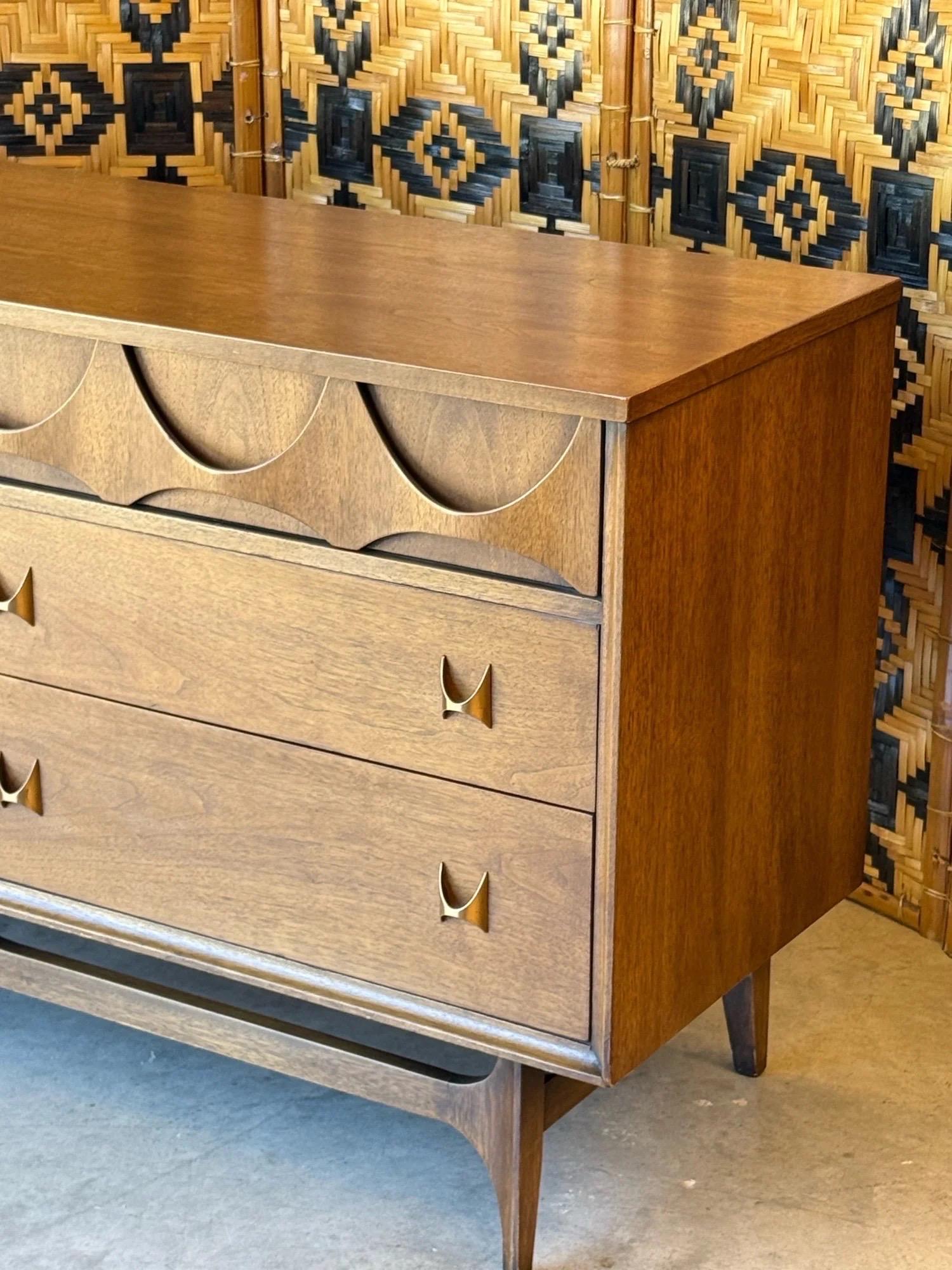Mid-Century Modern Commode du milieu du siècle Broyhill Brasilia avec deux miroirs en vente