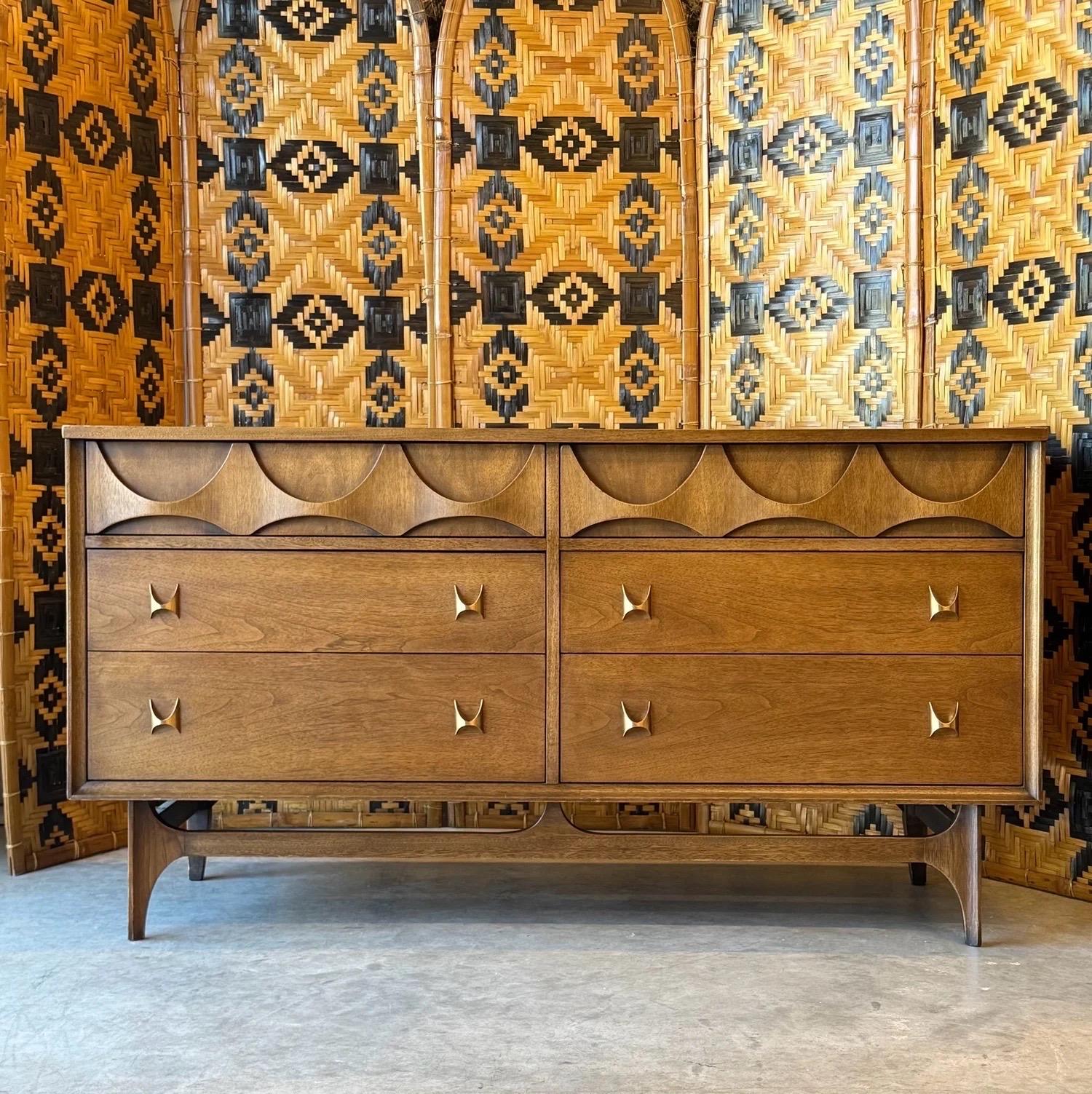 Américain Commode du milieu du siècle Broyhill Brasilia avec deux miroirs en vente