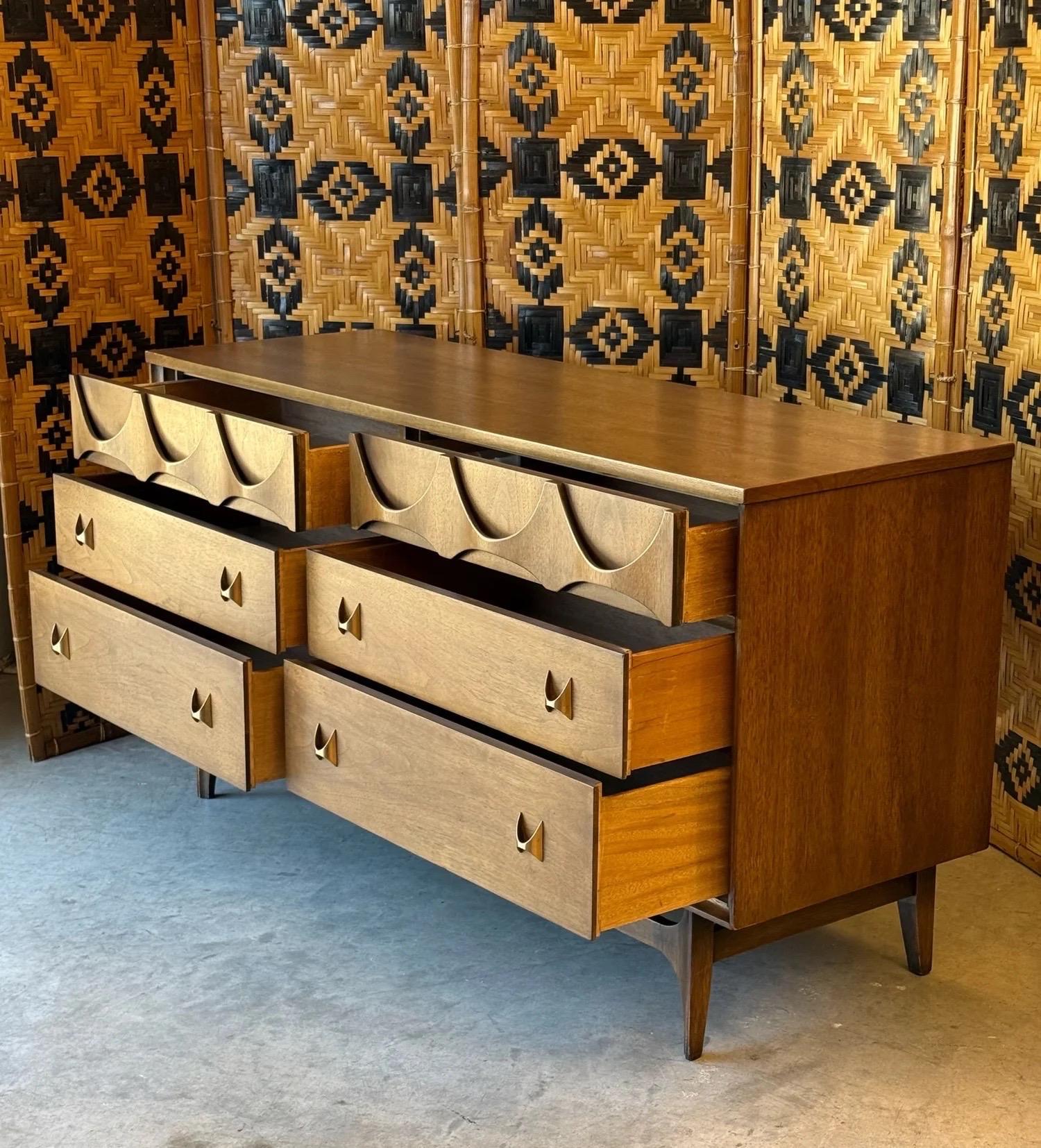 Commode du milieu du siècle Broyhill Brasilia avec deux miroirs Bon état - En vente à Raleigh, NC
