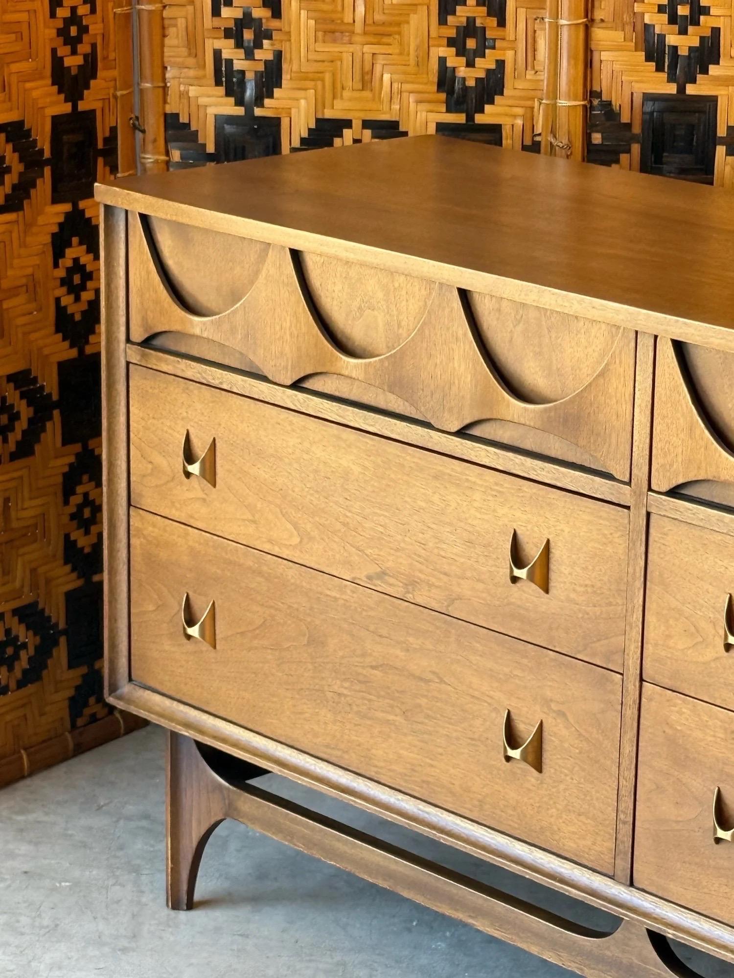 Milieu du XXe siècle Commode du milieu du siècle Broyhill Brasilia avec deux miroirs en vente