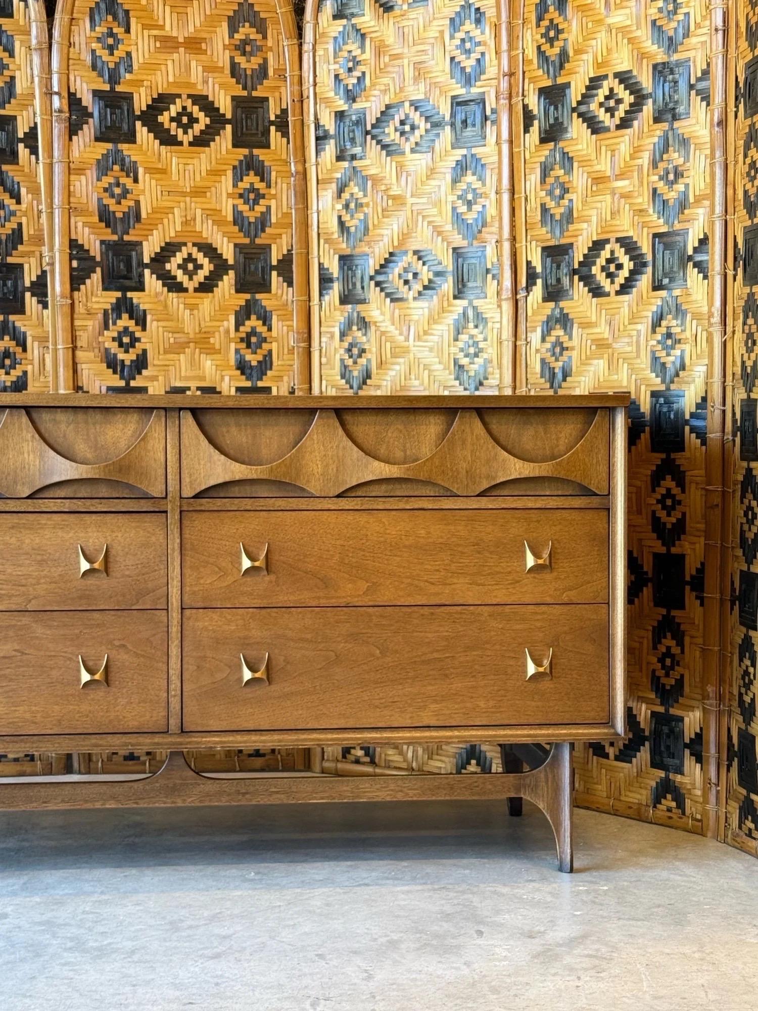 Laiton Commode du milieu du siècle Broyhill Brasilia avec deux miroirs en vente