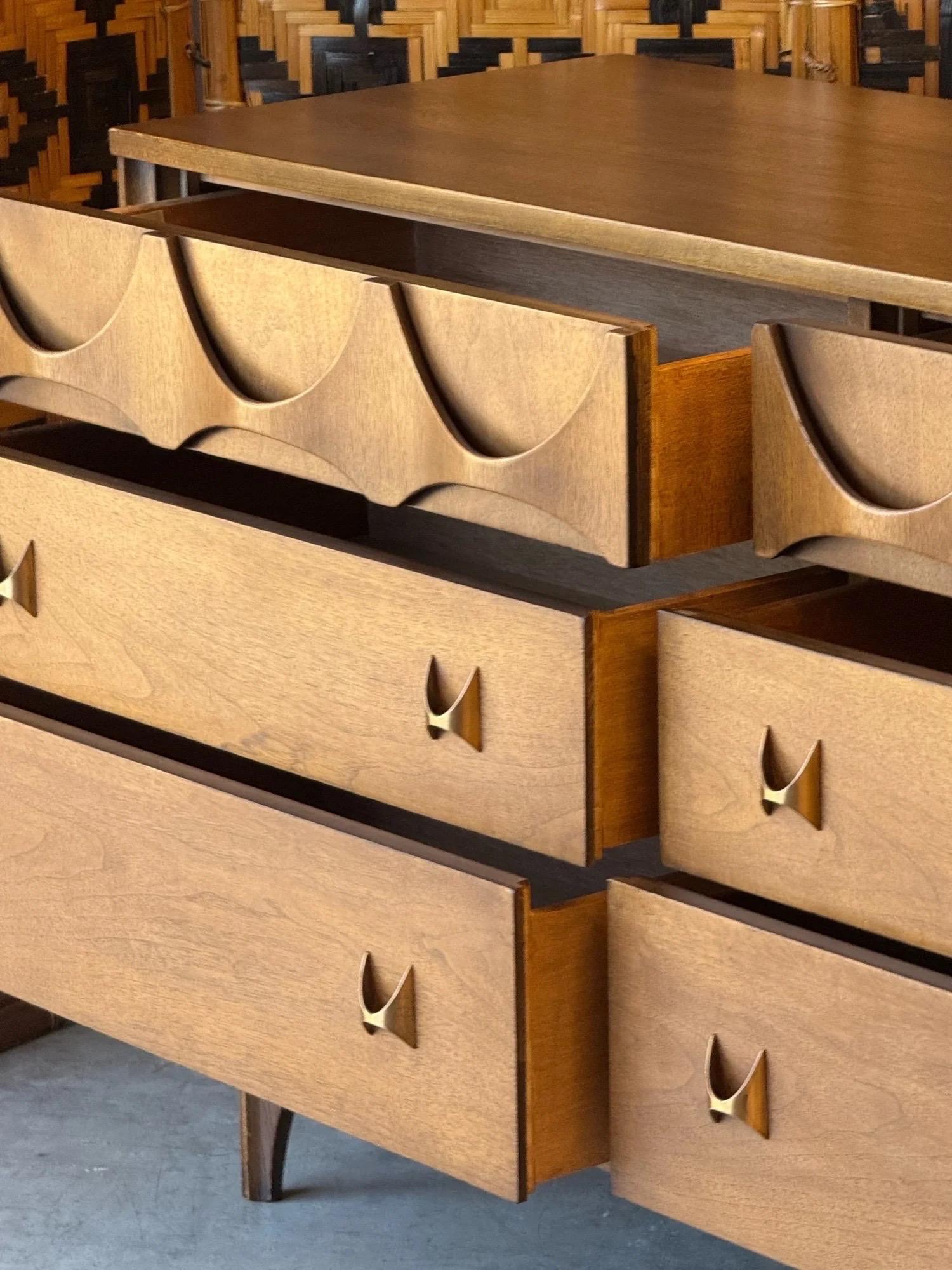 Commode du milieu du siècle Broyhill Brasilia avec deux miroirs en vente 1