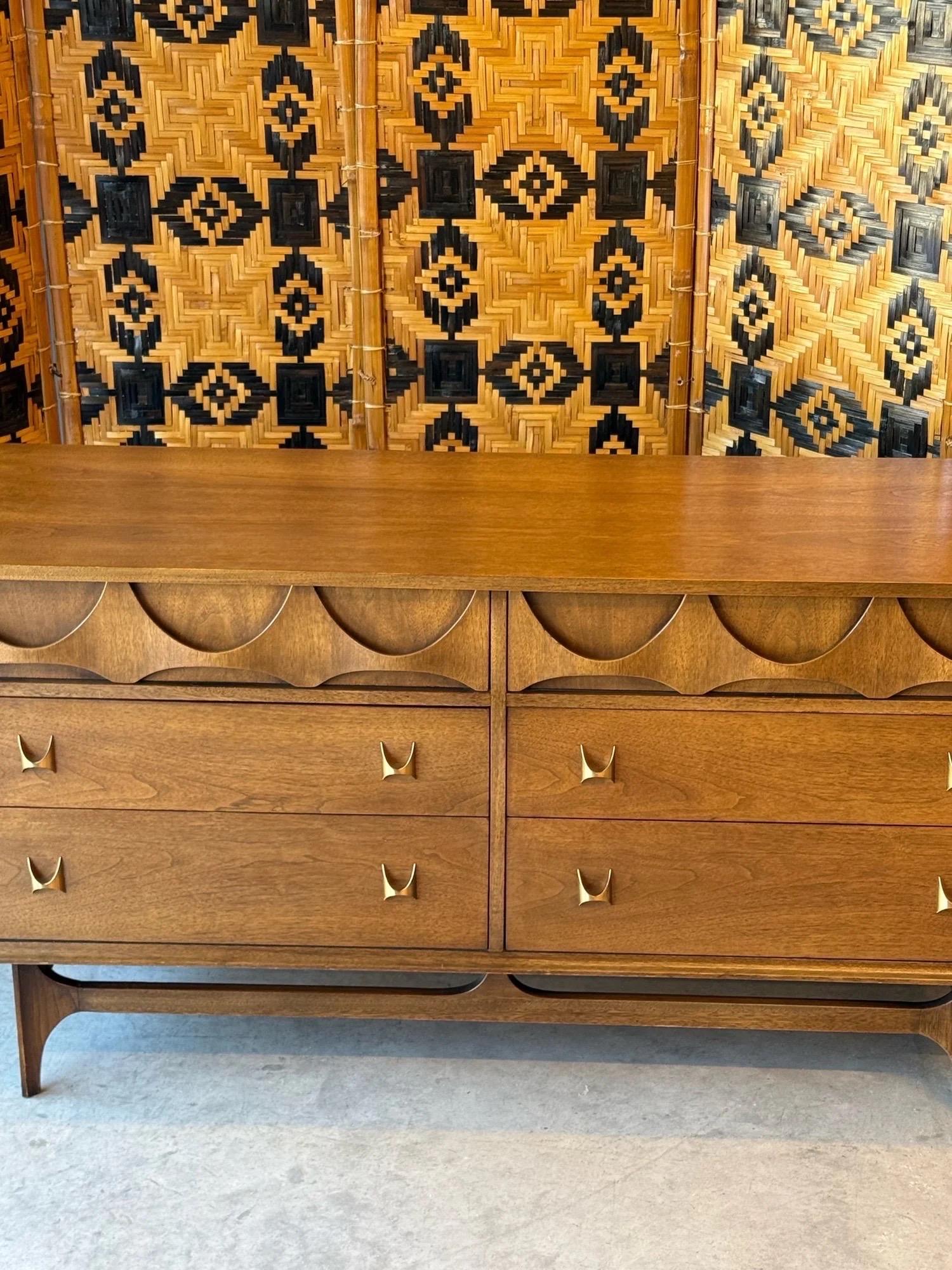 Commode du milieu du siècle Broyhill Brasilia avec deux miroirs en vente 2
