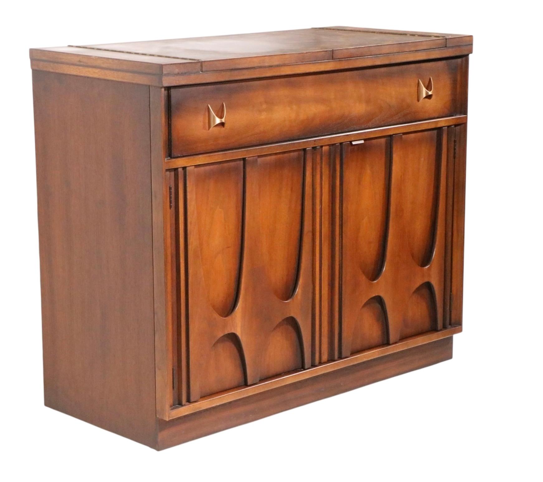 Mid Century Broyhill Brasilia Barra Seca c. 1960's Estadounidense en venta