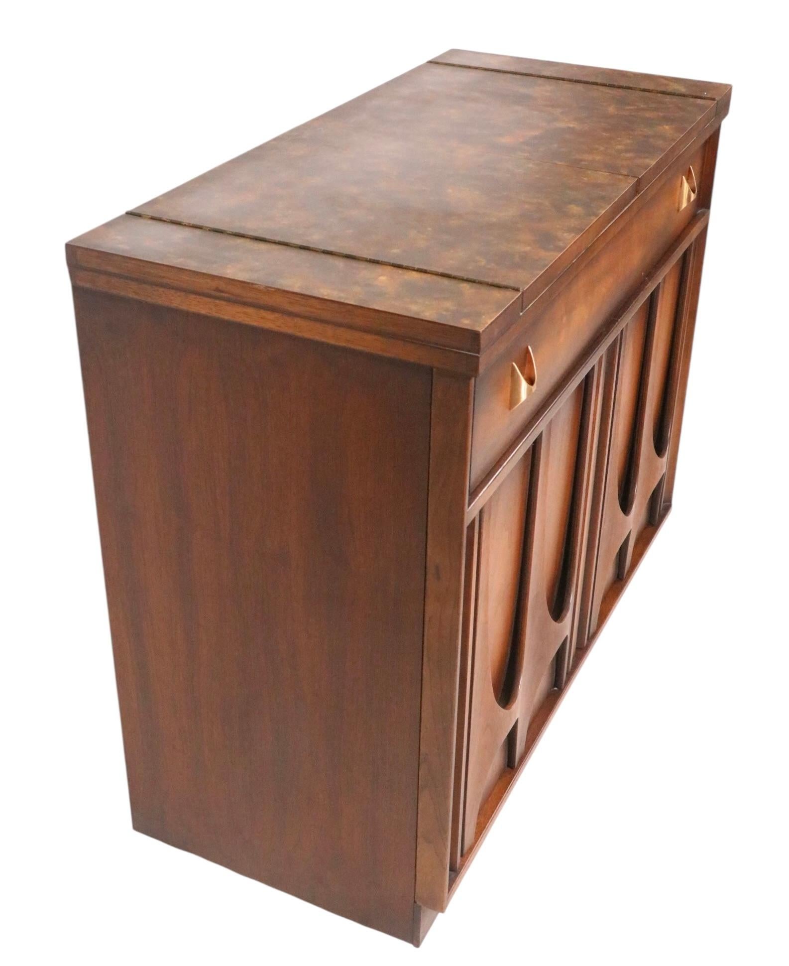 Mid Century Broyhill Brasilia Barra Seca c. 1960's Latón en venta