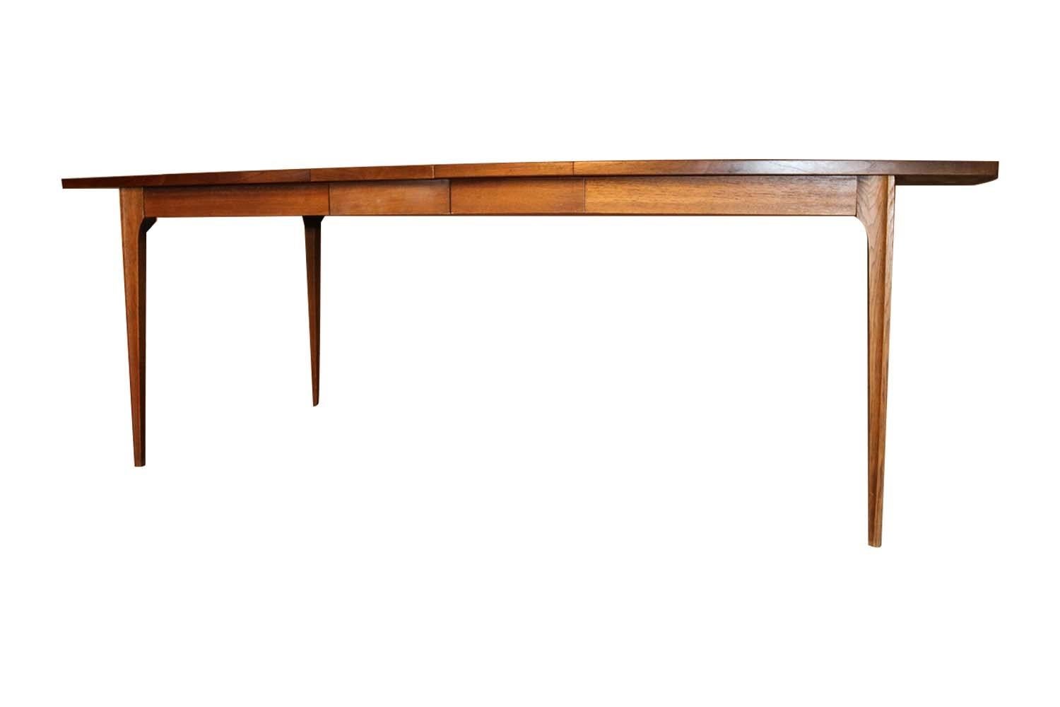 Mid Century Broyhill Brasilia Expandable Walnut Dining Table In Good Condition In Baltimore, MD