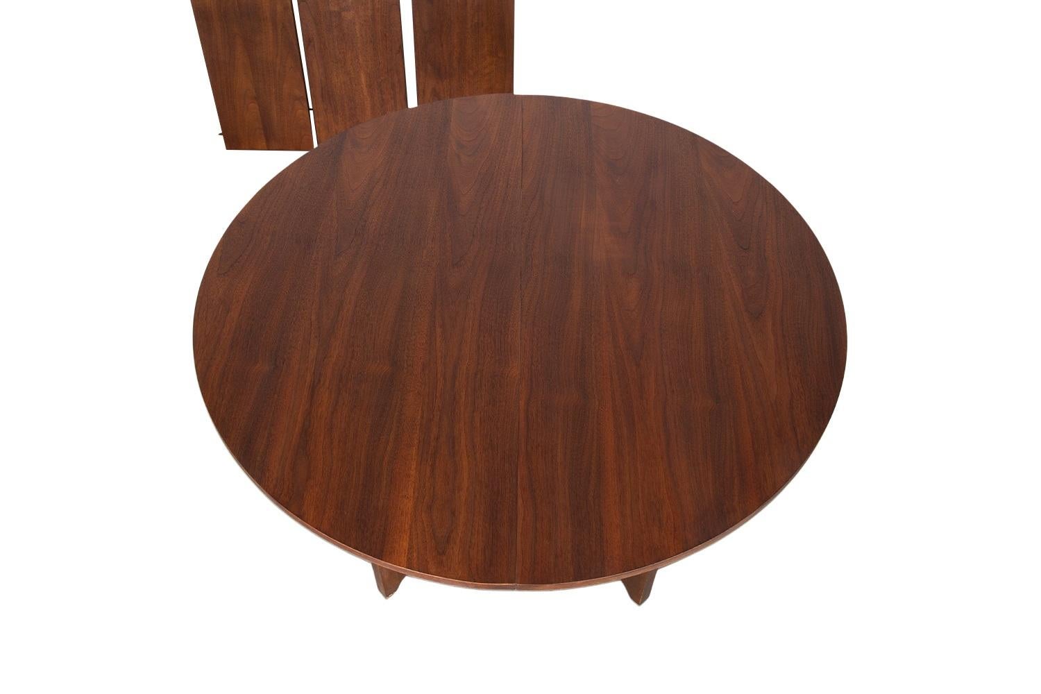 Superbe table de salle à manger vintage en noyer Broyhill Brasilia, datant du début des années 1960. Conçu par le célèbre designer/architecte brésilien Oscar Niemeyer pour Broyhill dans le style du modernisme danois. Meubles rétro de l'époque des