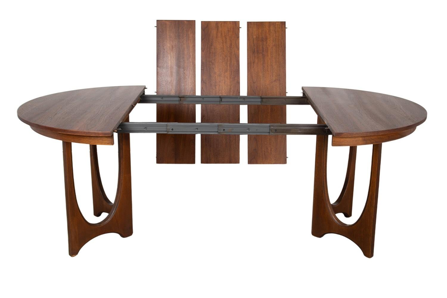 Mid-Century Modern Table de salle à manger Broyhill Brasilia du milieu du siècle dernier, à piédestal rond extensible