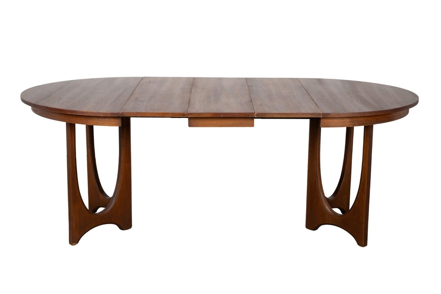 Américain Table de salle à manger Broyhill Brasilia du milieu du siècle dernier, à piédestal rond extensible