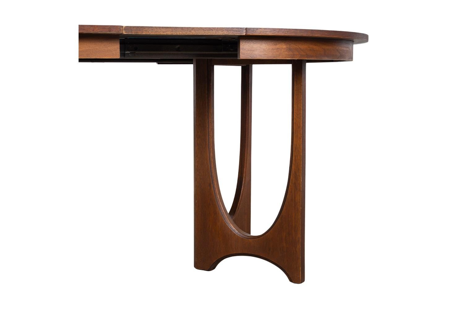 Milieu du XXe siècle Table de salle à manger Broyhill Brasilia du milieu du siècle dernier, à piédestal rond extensible