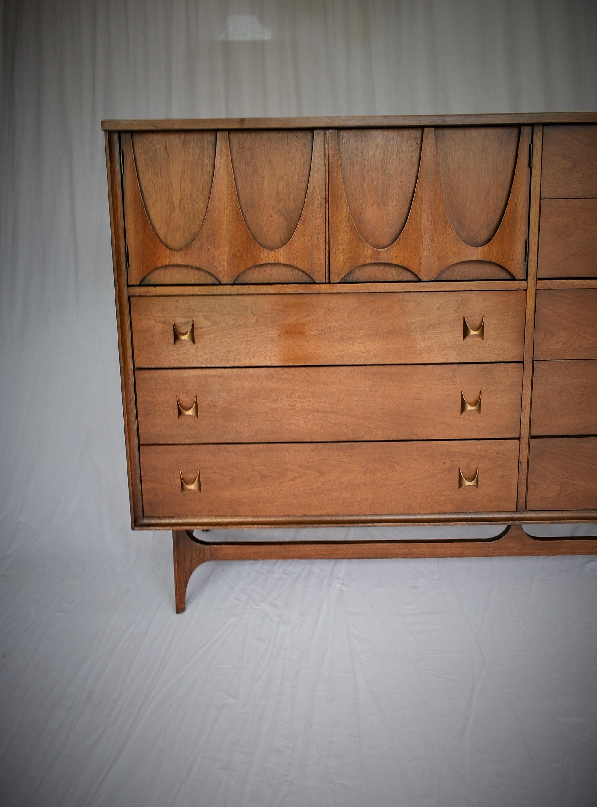 Mid-Century Broyhill Brasilia Magna Dresser Chest In Good Condition In Praha, CZ