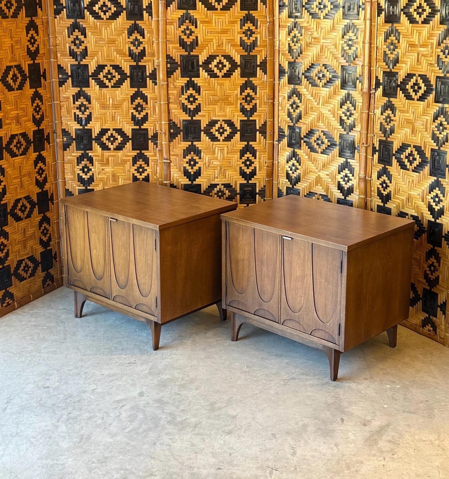 Mid-Century moderno Comodini Broyhill Brasilia di metà secolo - una coppia