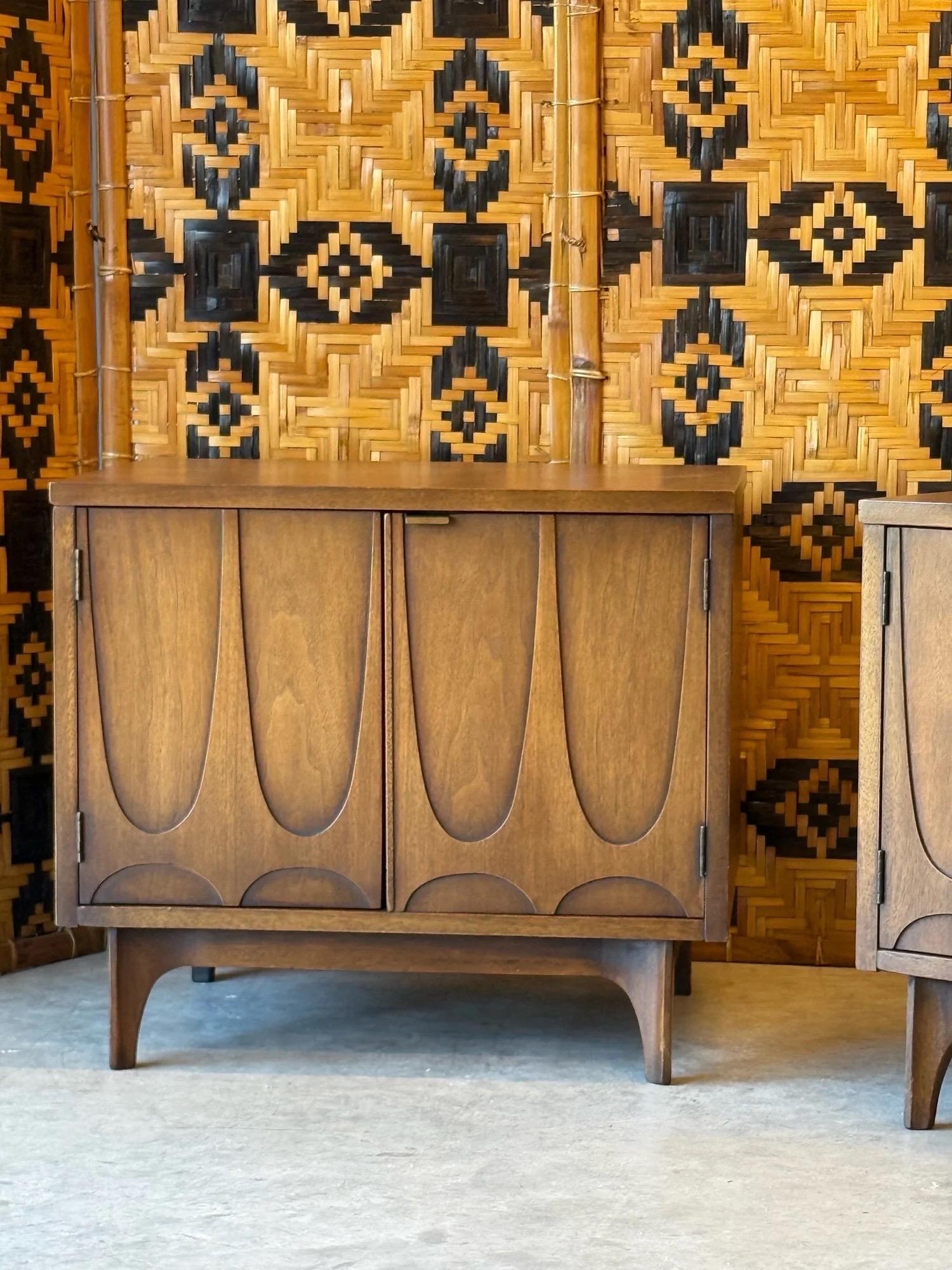 Legno Comodini Broyhill Brasilia di metà secolo - una coppia