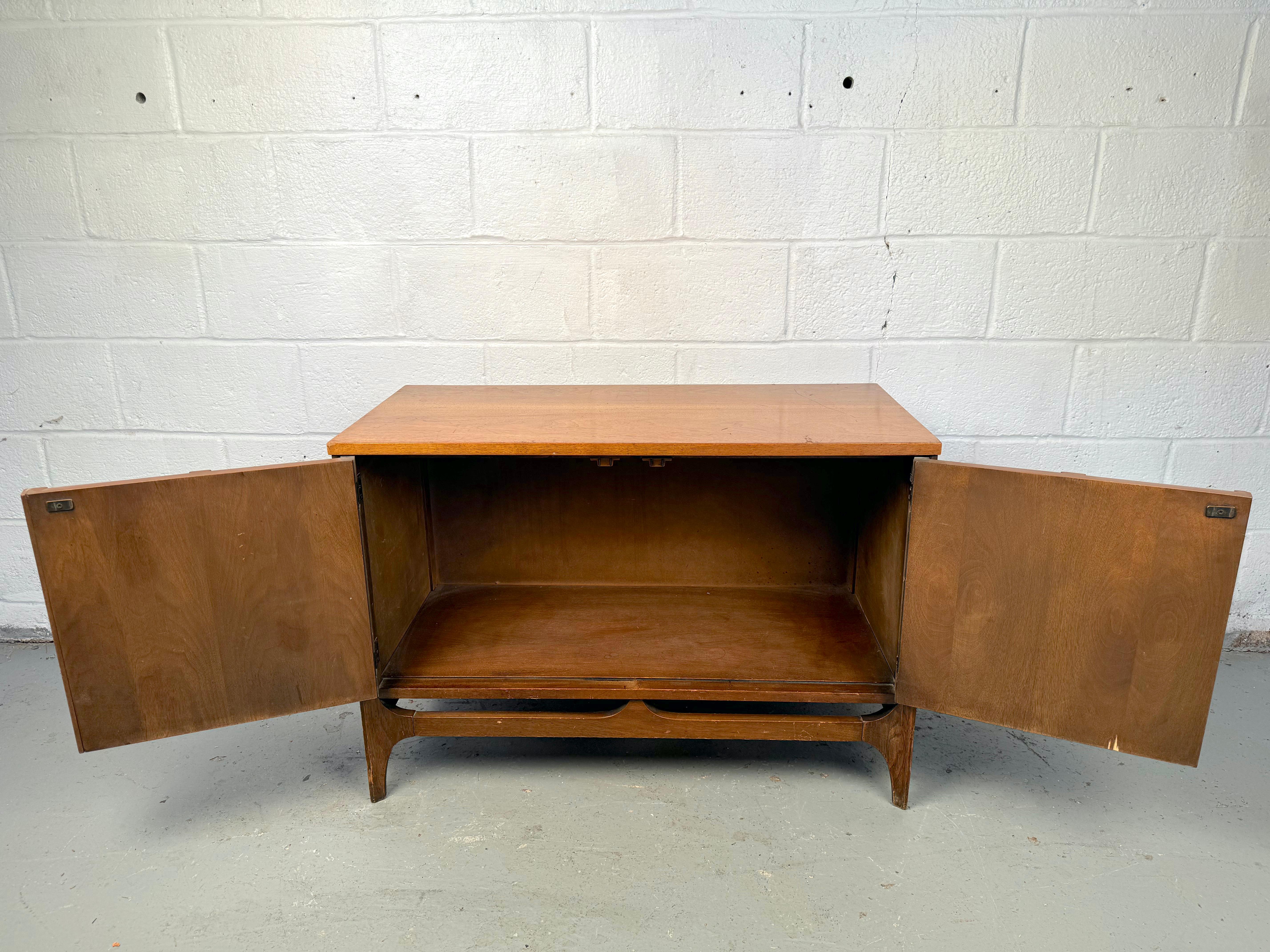 Armario para discos Broyhill Brasilia Petite de mediados de siglo Madera en venta