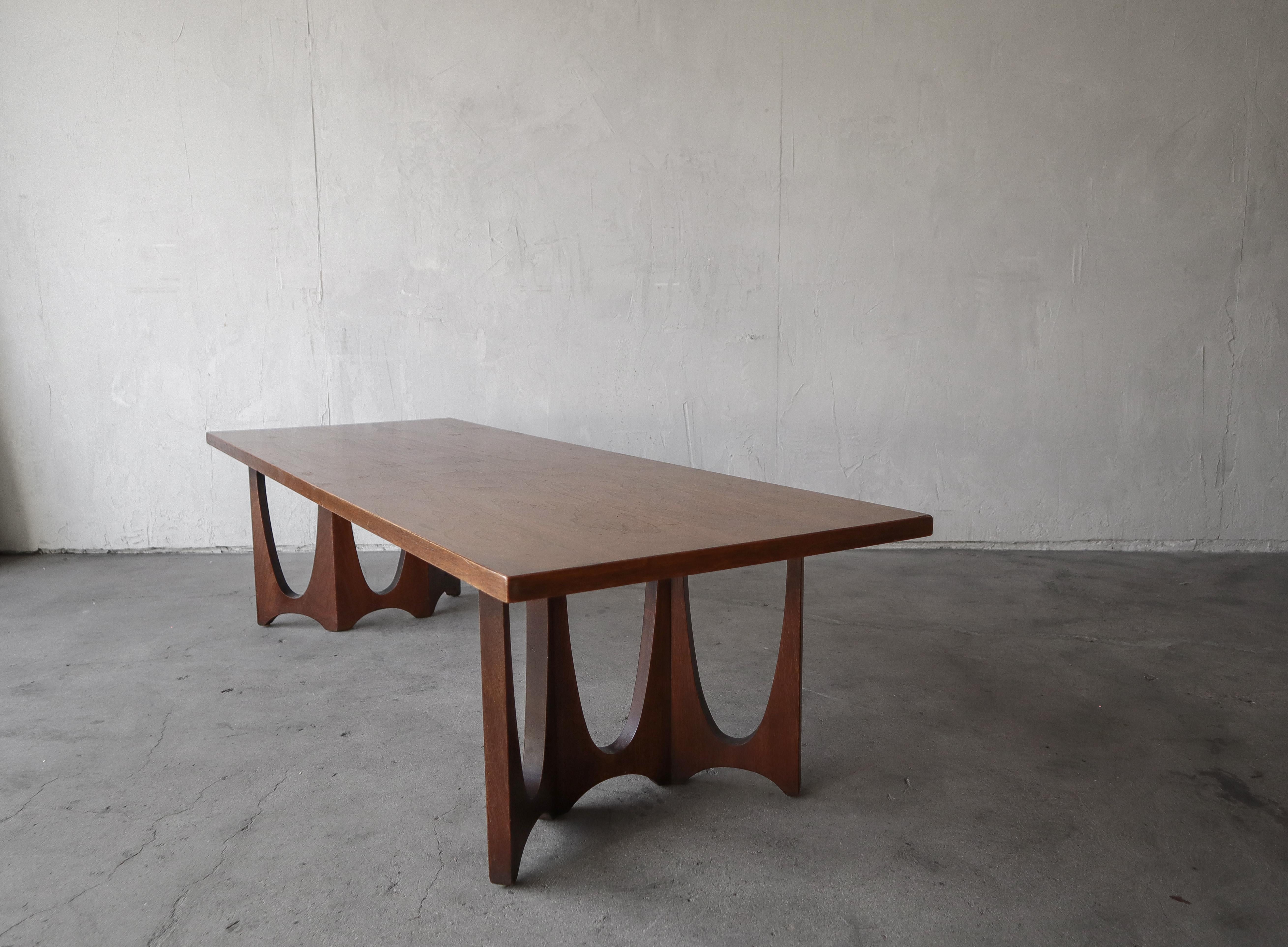 Dieser Couchtisch aus der Mitte des Jahrhunderts ist ein Stück aus der äußerst begehrten Broyhill Brasilia Collection'S.


