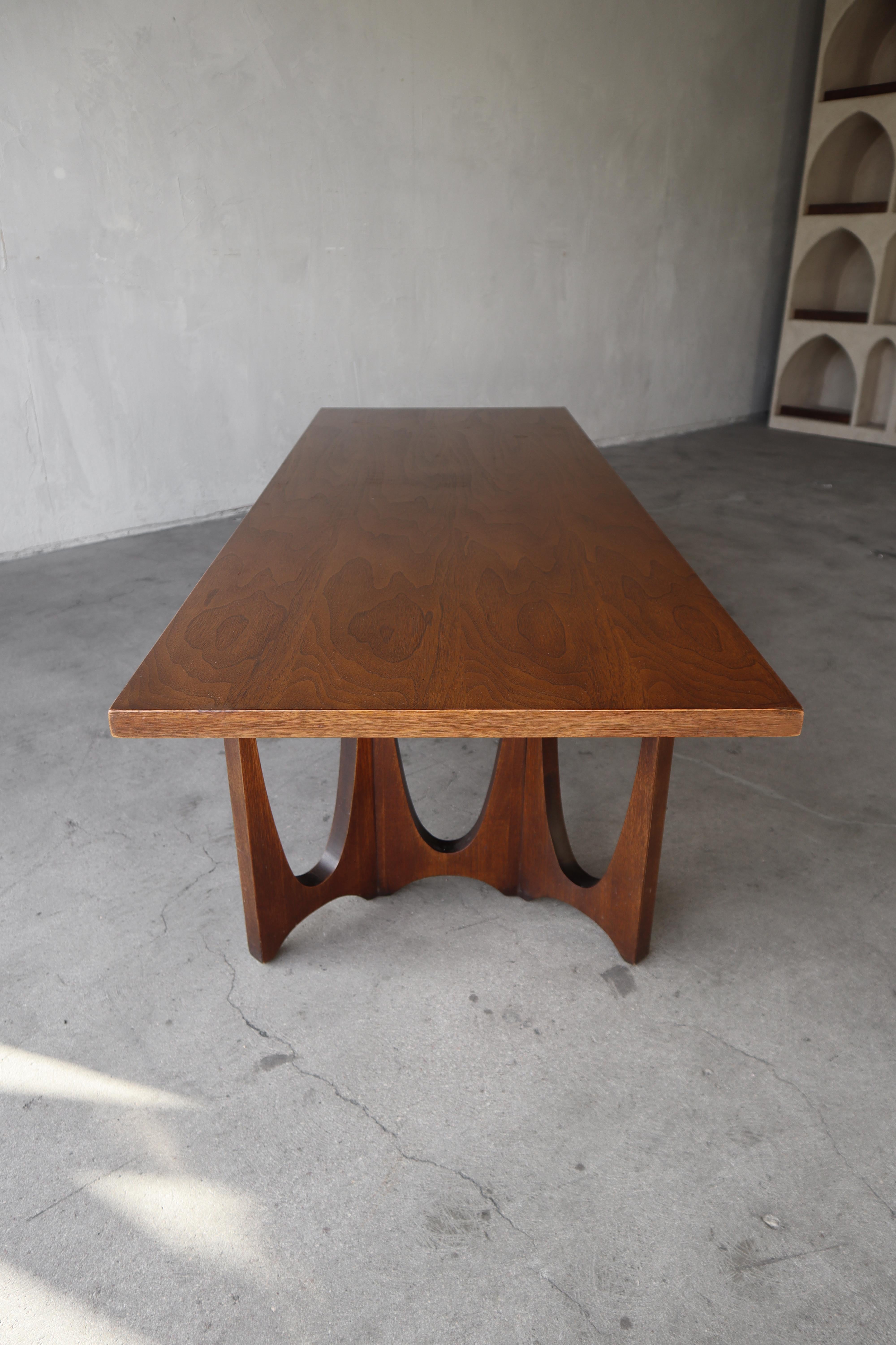 Mid Century Broyhill Brasilia Skulpturale Couchtisch (Walnuss)