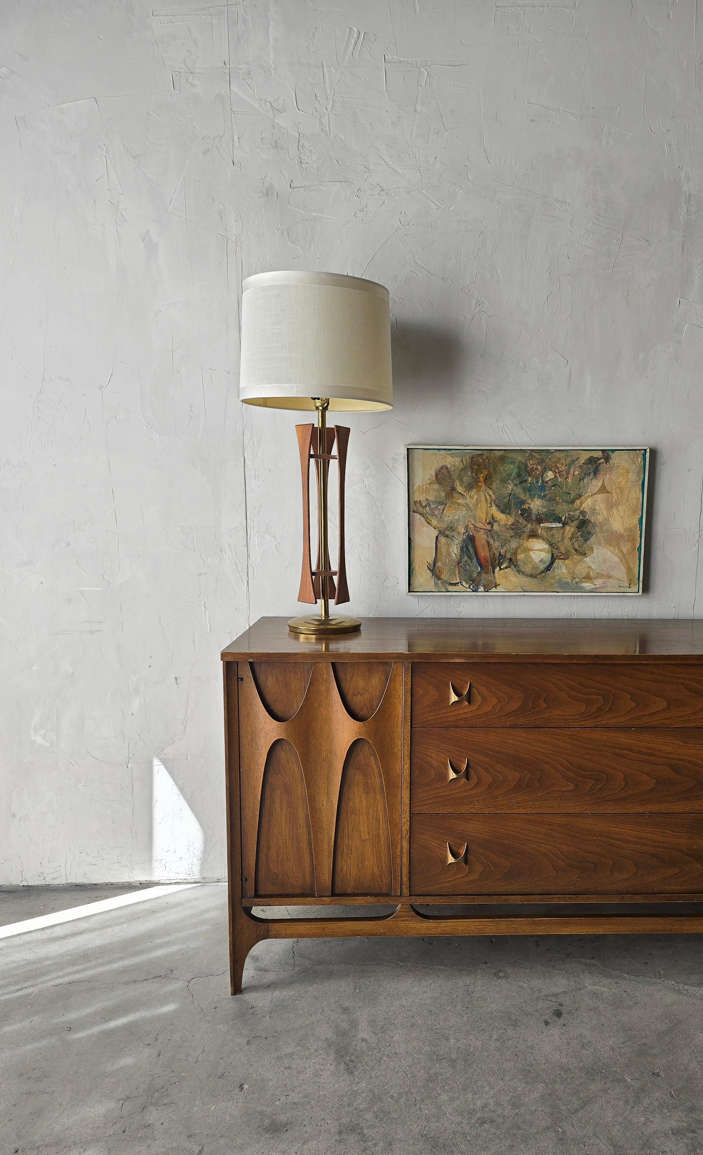 Credenza escultórica Broyhill Brasilia de mediados de siglo Moderno de mediados de siglo en venta
