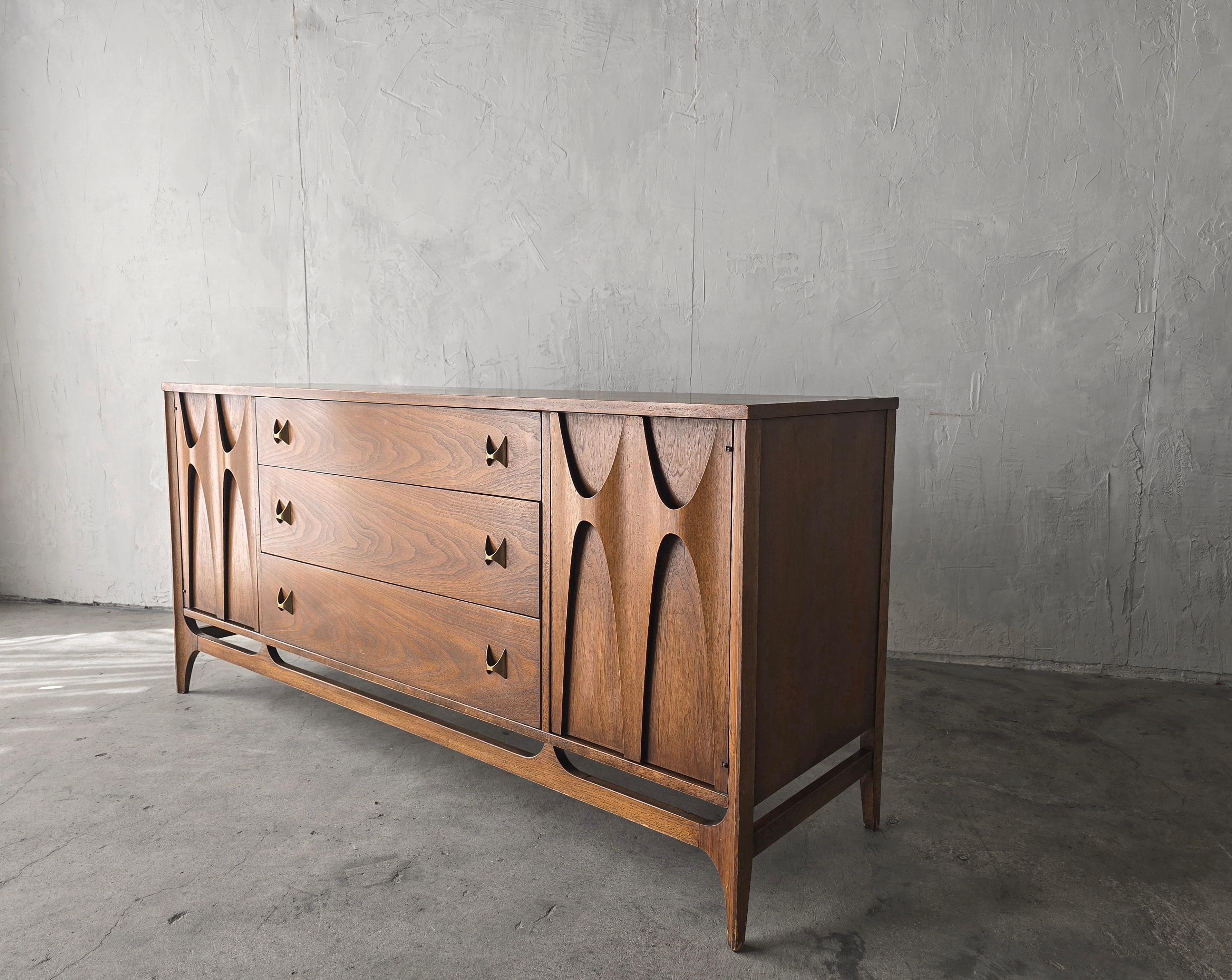 Credenza escultórica Broyhill Brasilia de mediados de siglo en Bueno estado para la venta en Las Vegas, NV