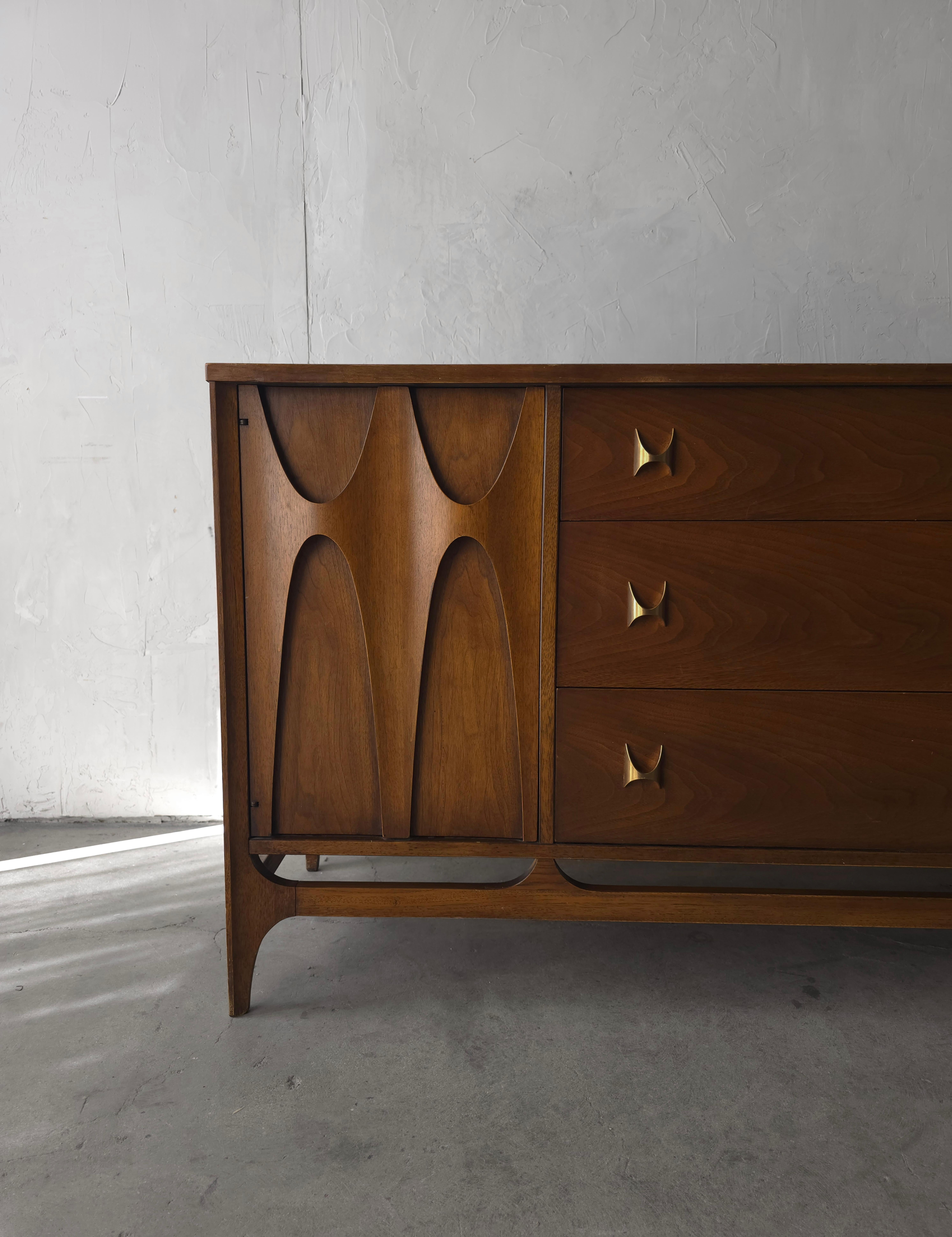 Credenza escultórica Broyhill Brasilia de mediados de siglo siglo XX en venta