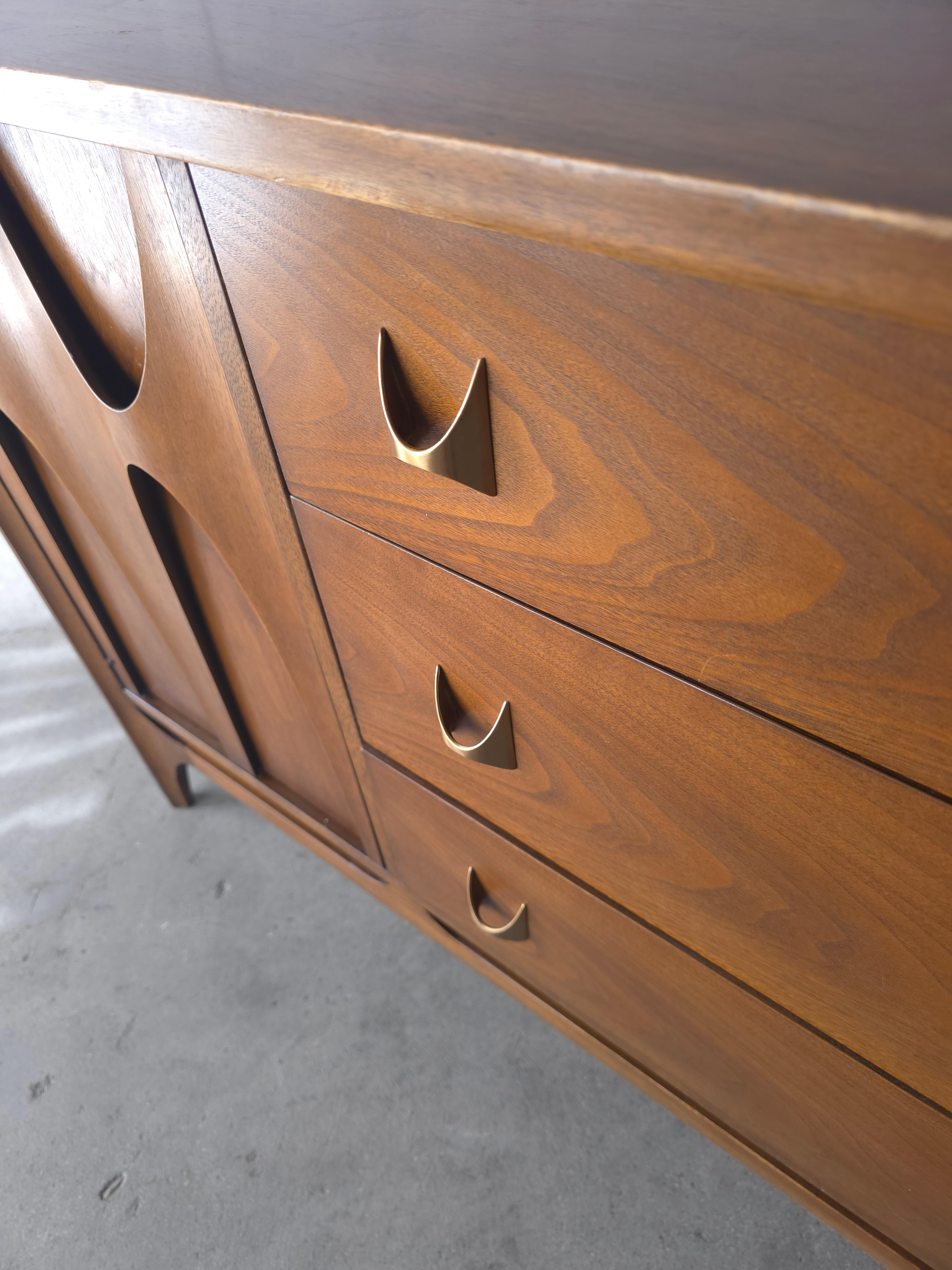 Credenza escultórica Broyhill Brasilia de mediados de siglo Nogal en venta