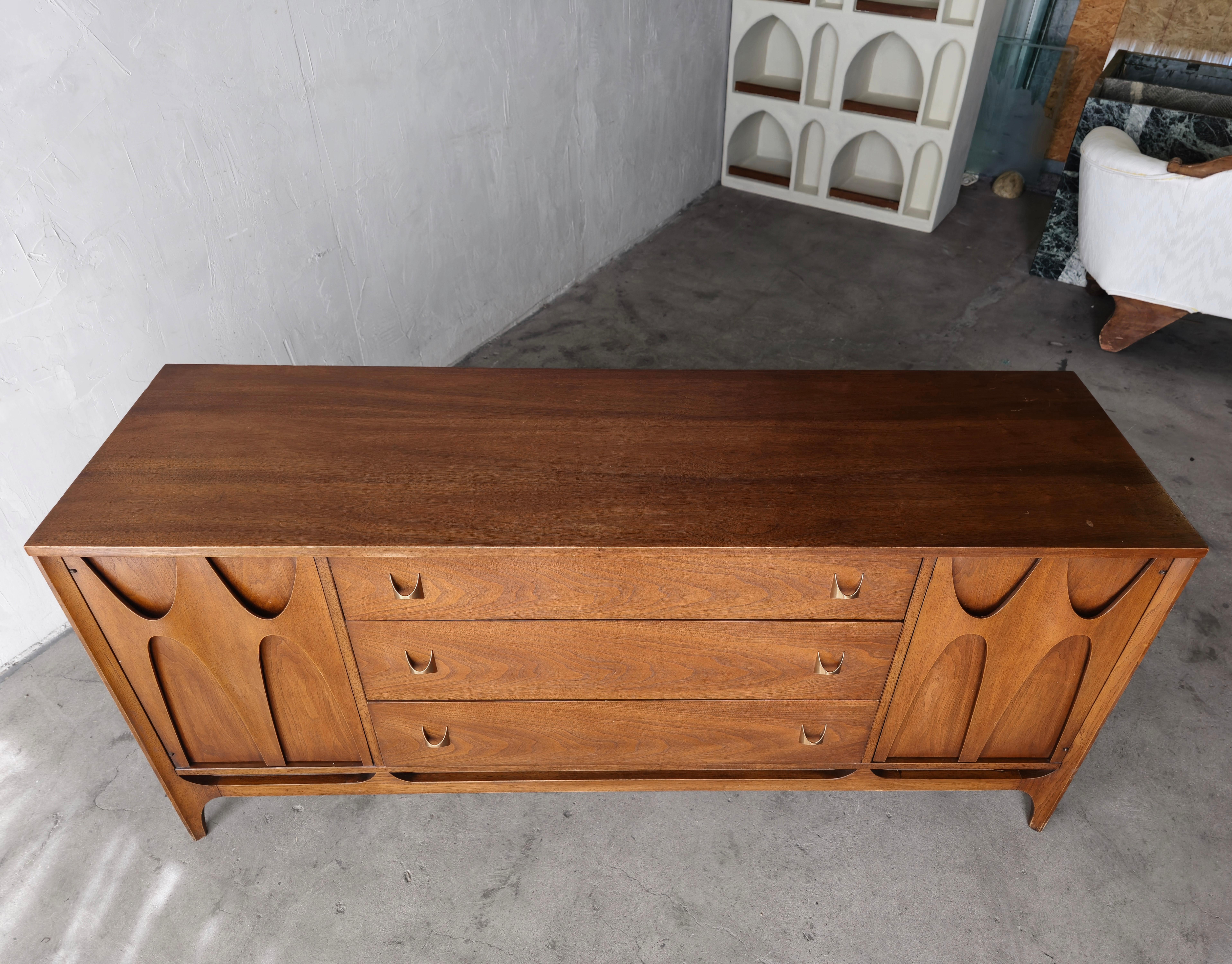 Credenza escultórica Broyhill Brasilia de mediados de siglo en venta 1