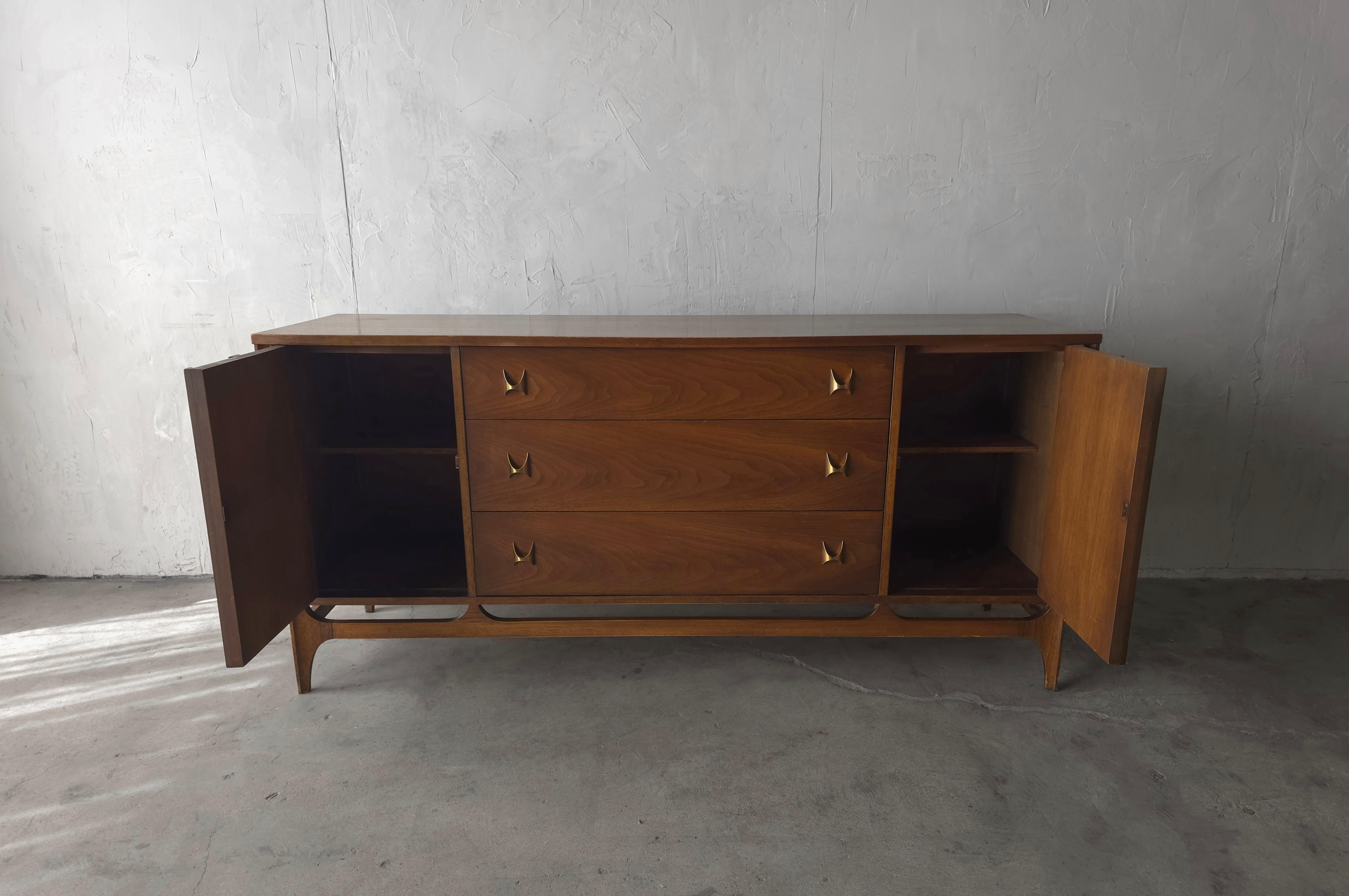 Credenza escultórica Broyhill Brasilia de mediados de siglo en venta 2