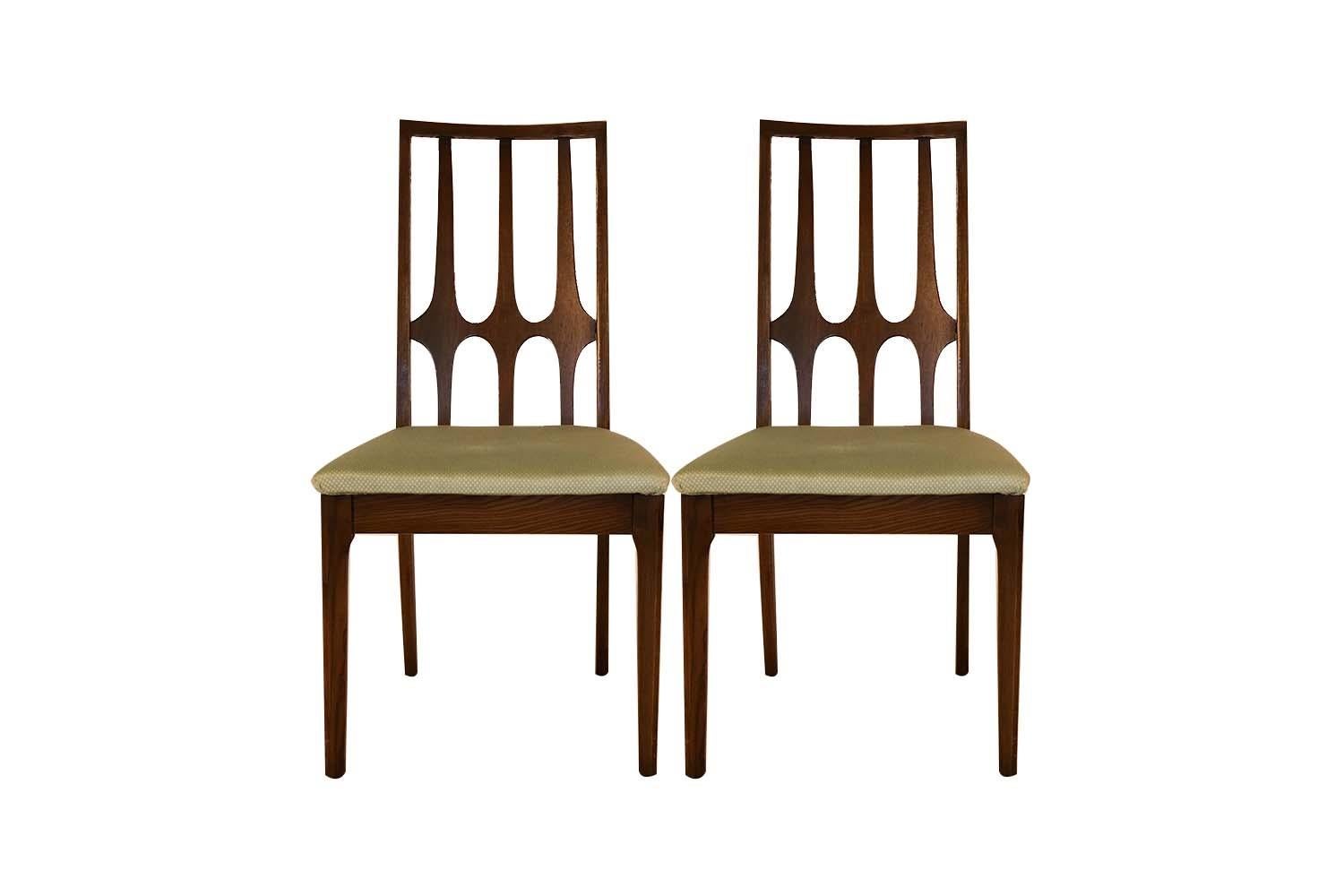 Set of eight stunning Mid-Century Modern walnut Broyhill Brasilia dining chairs designed by the legendary Oscar Niemeyer, and manufactured by Broyhill for the Brasilia collection, circa early 1960s. The Brasilia line is a collection that was first