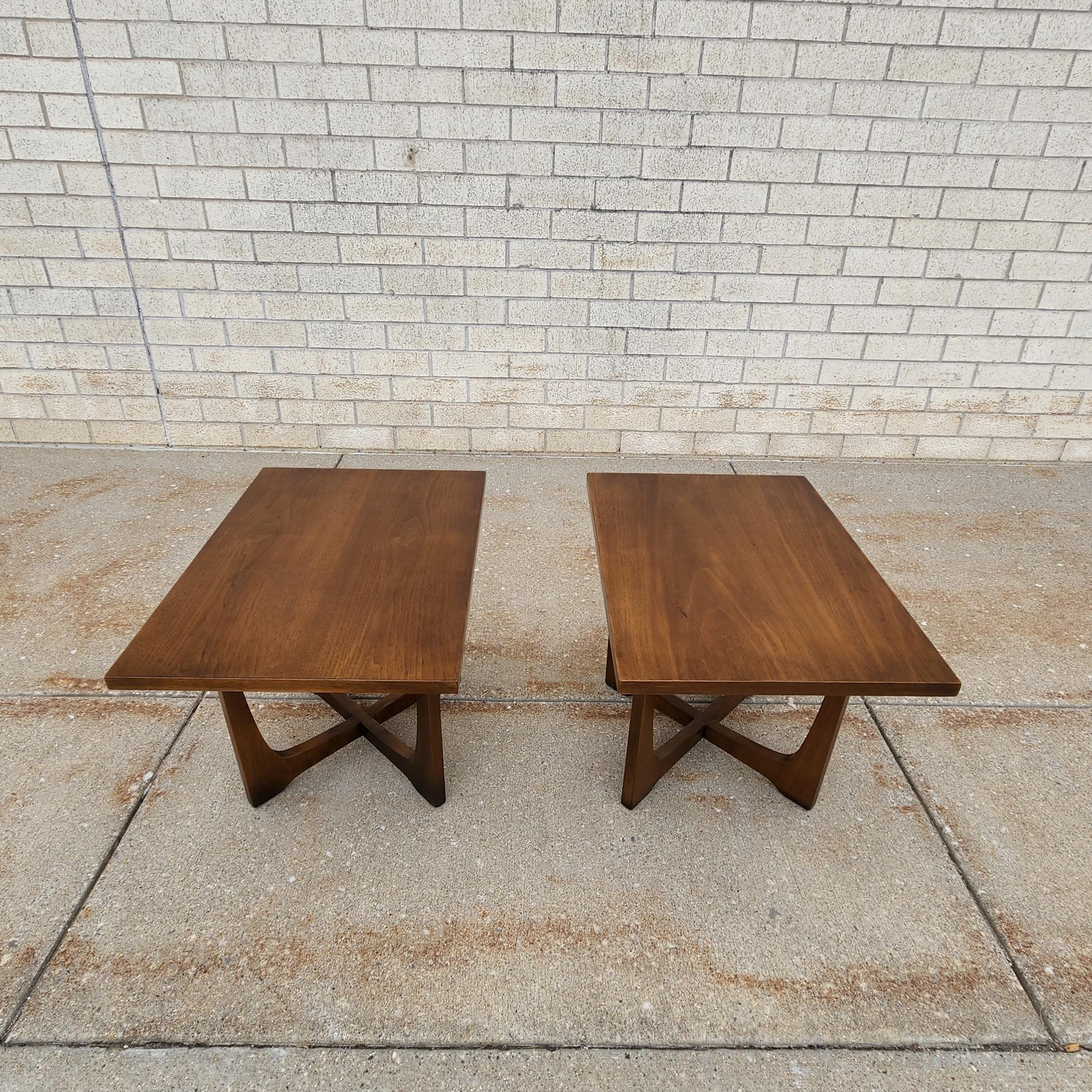 Mid-Century Modern Tables d'appoint à pieds sculpturaux en noyer Enphasis du milieu du siècle Broyhill en vente