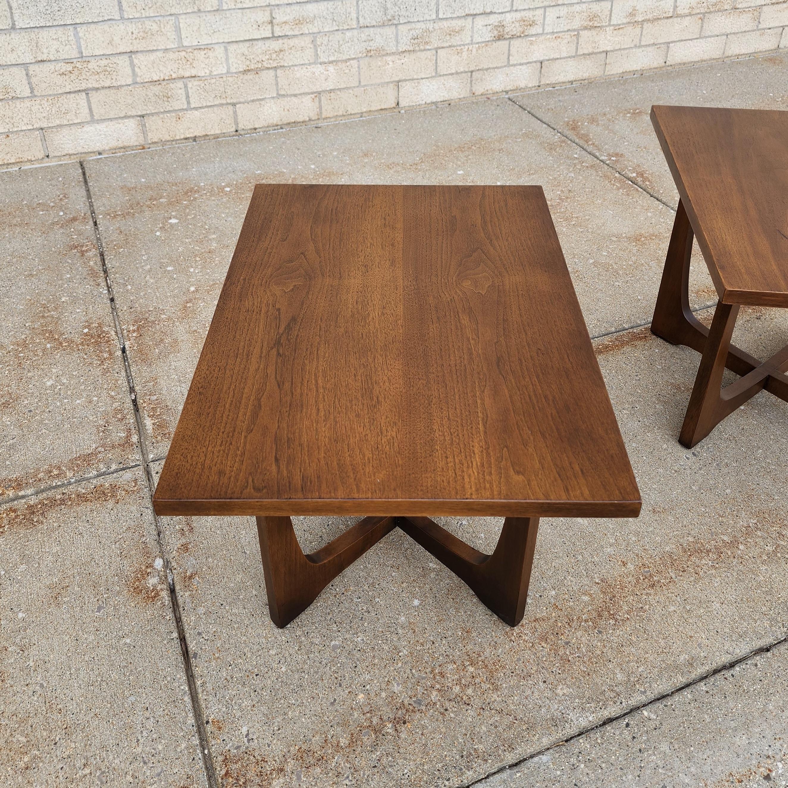 Midcentury Broyhill Enphasis Walnut Sculptural-Leg Side Tables In Good Condition For Sale In Bay City, MI