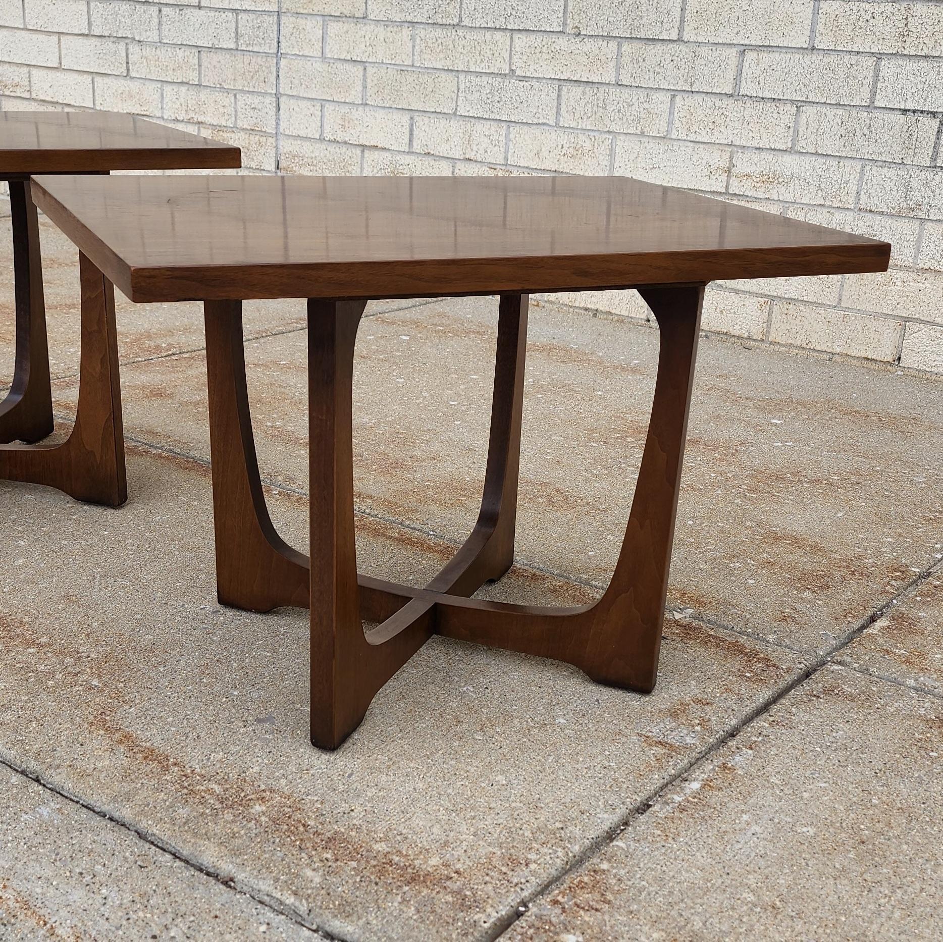 Midcentury Broyhill Enphasis Walnut Sculptural-Leg Side Tables In Good Condition In Bay City, MI