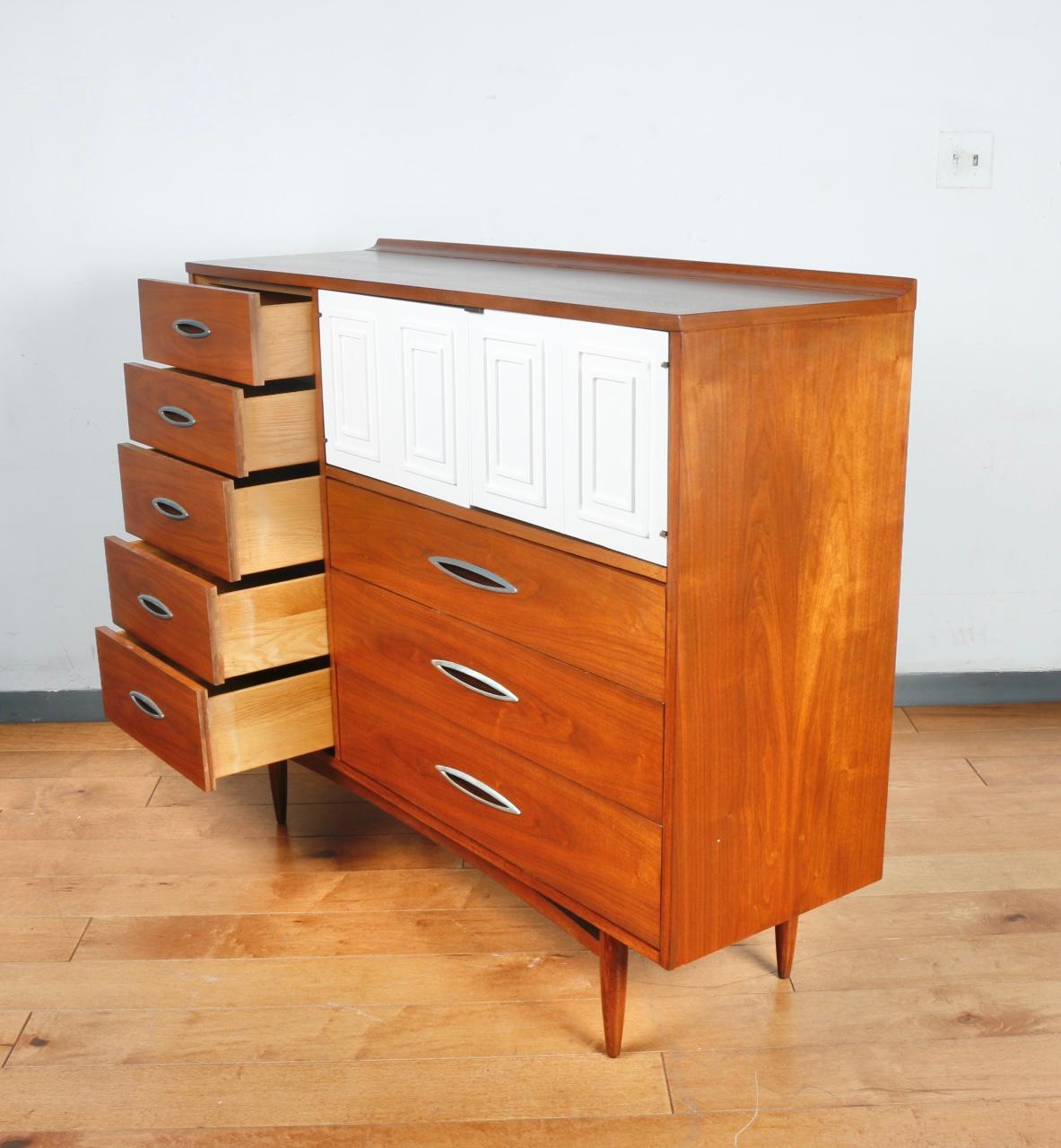 Mid Century Broyhill Highboy Dresser For Sale 5