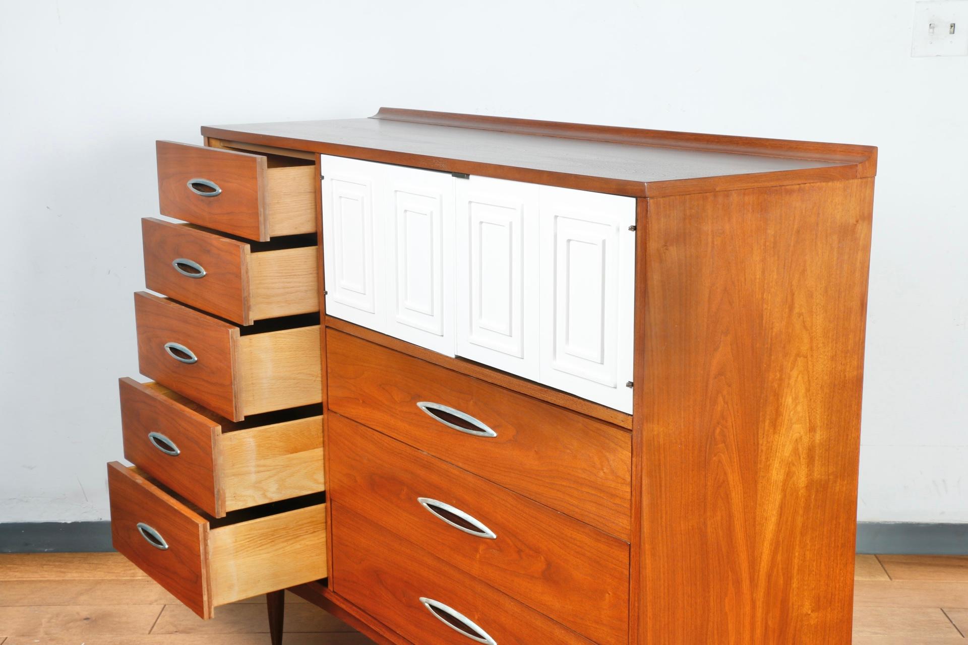 Mid Century Broyhill Highboy Dresser For Sale 6