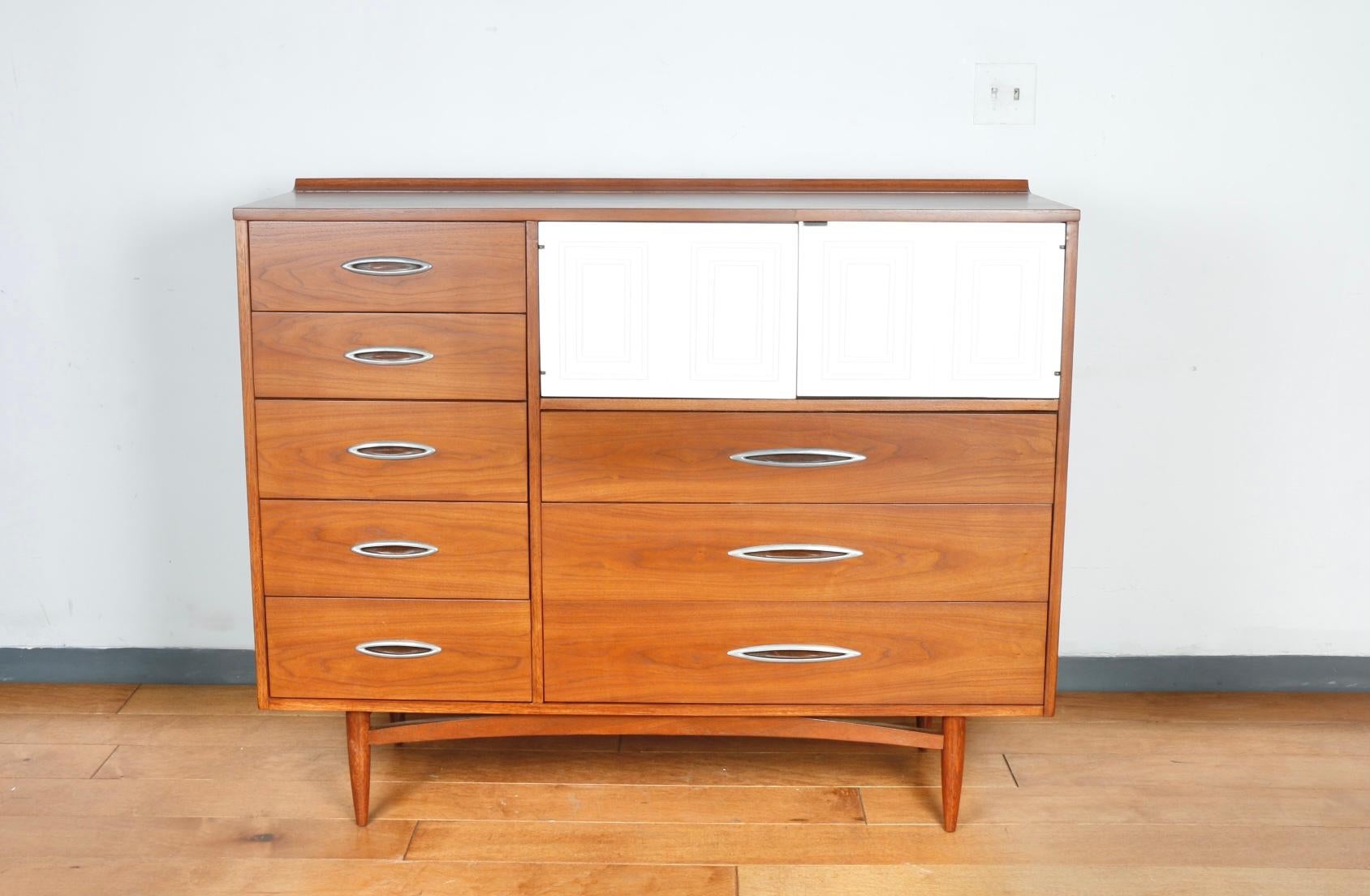 Mid-Century Modern Mid Century Broyhill Highboy Dresser For Sale