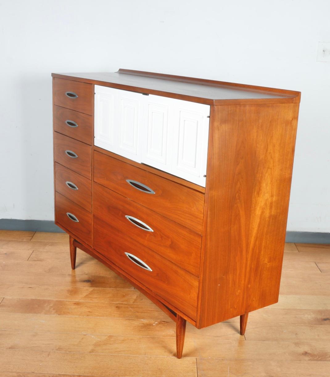Late 20th Century Mid Century Broyhill Highboy Dresser For Sale