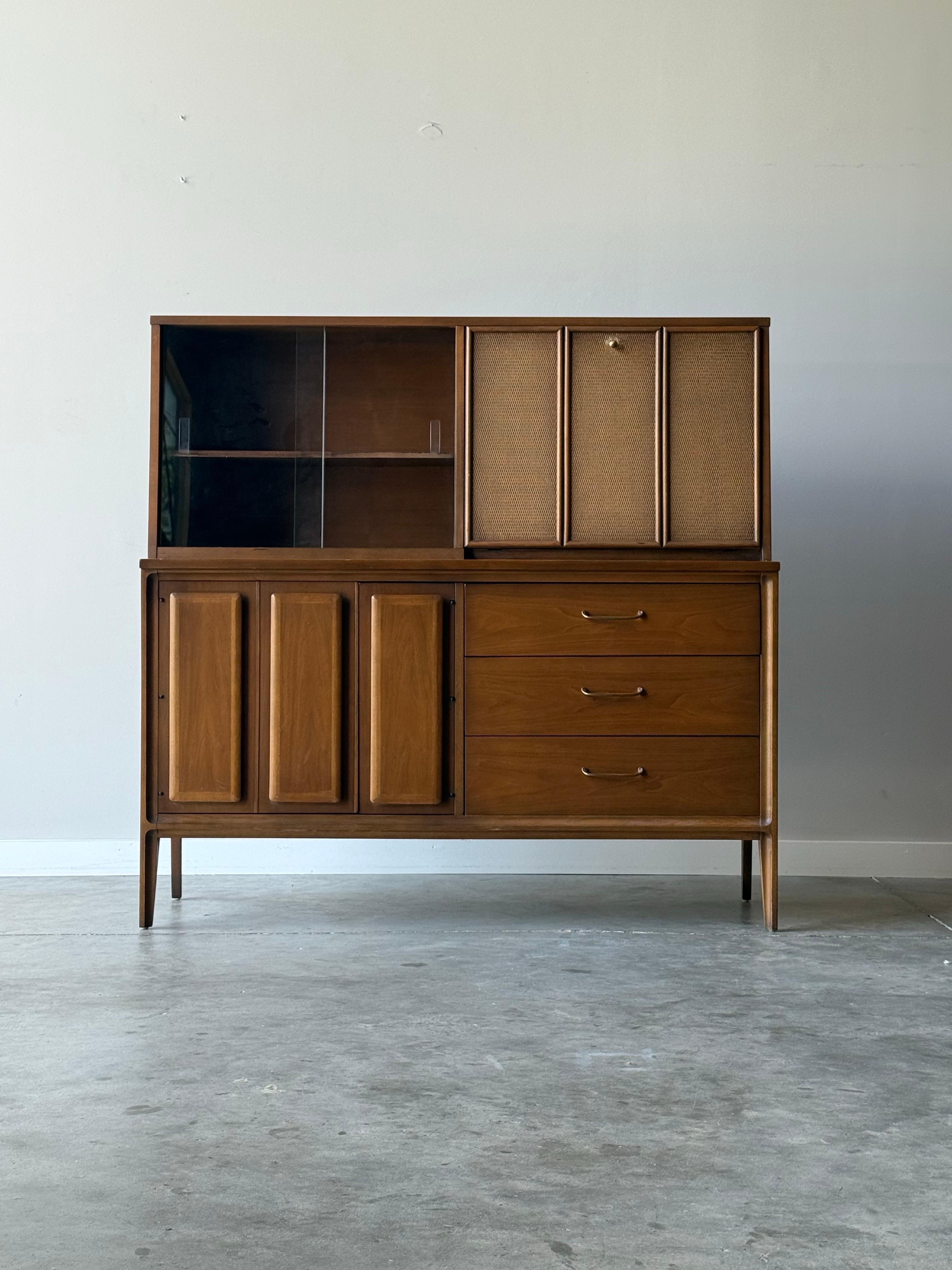 Mid-Century moderno Bar / Pensilina Premier Broyhill di metà secolo in vendita