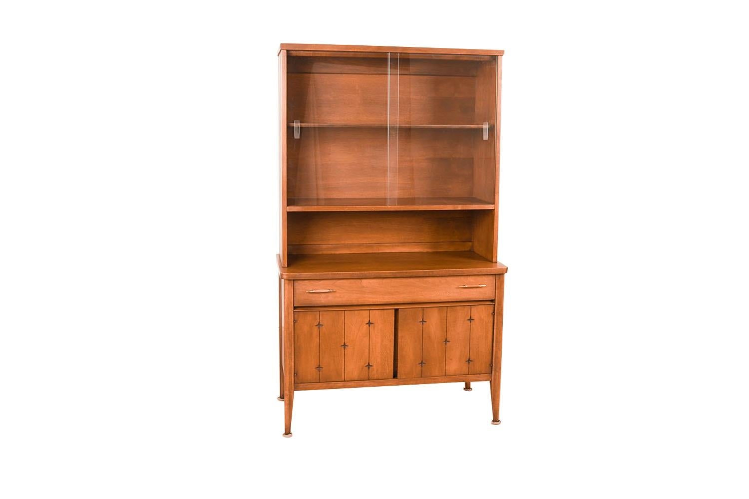 Beautiful, retro Mid-Century Modern detailed proportioned walnut Broyhill, Saga, buffet China cabinet in great original condition. The hutch is one solid-piece, featuring two sliding glass doors on top that open to reveal a beautiful interior with