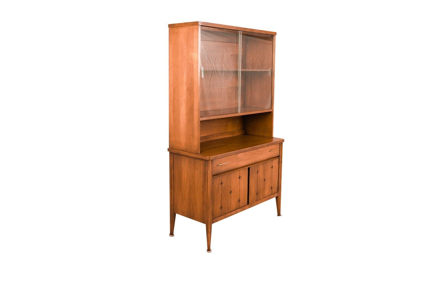 American Mid-Century Broyhill Saga Walnut Buffet Credenza Hutch  For Sale