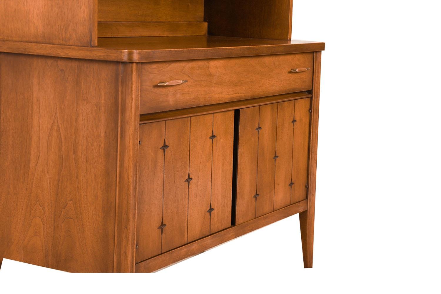 Mid-Century Broyhill Saga Walnut Buffet Credenza Hutch In Good Condition In Baltimore, MD