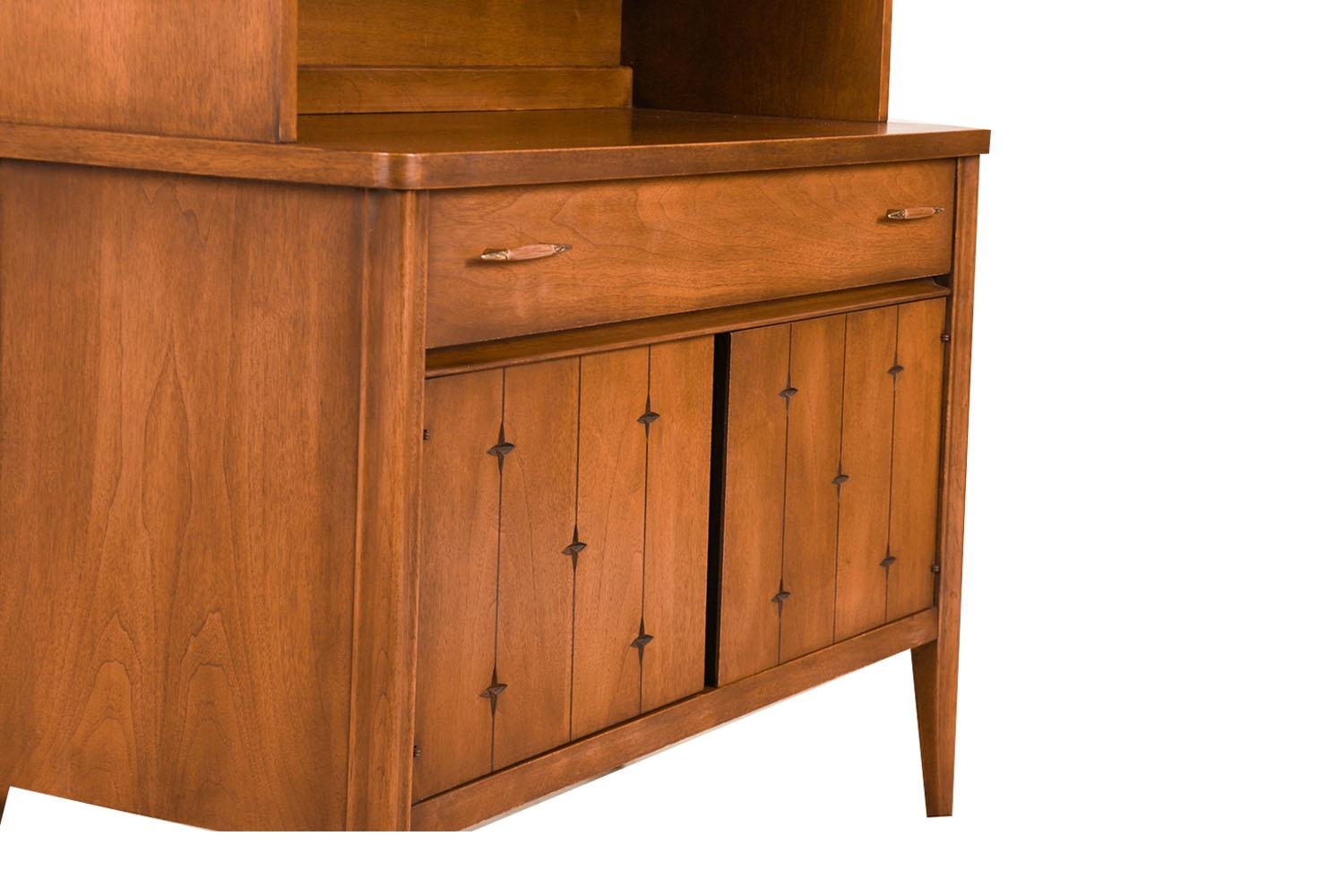 Mid-Century Broy Broyhill Saga Buffet-Anrichte Hutch aus Nussbaumholz  (Mitte des 20. Jahrhunderts) im Angebot