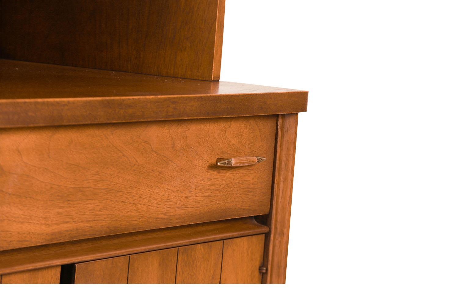 Mid-20th Century Mid-Century Broyhill Saga Walnut Buffet Credenza Hutch  For Sale