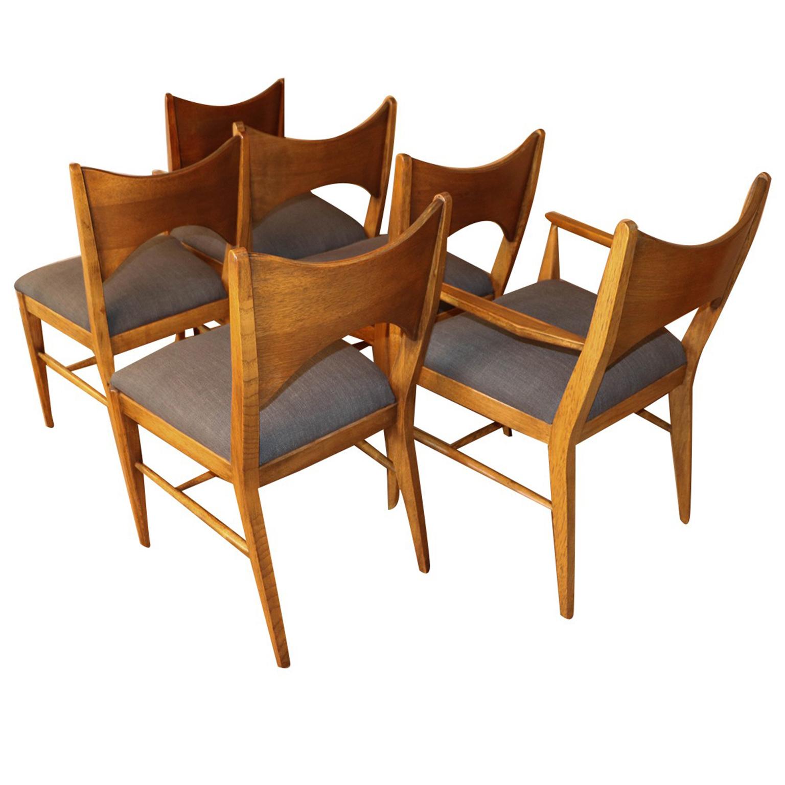 Set of six stunning Mid-Century Modern walnut dining chairs from Broyhill Premier’s “Saga” collection, in the style of Paul McCobb. The solid walnut frames feature modern styling with a distinct beautiful design. Sculpturally carved bow-tie