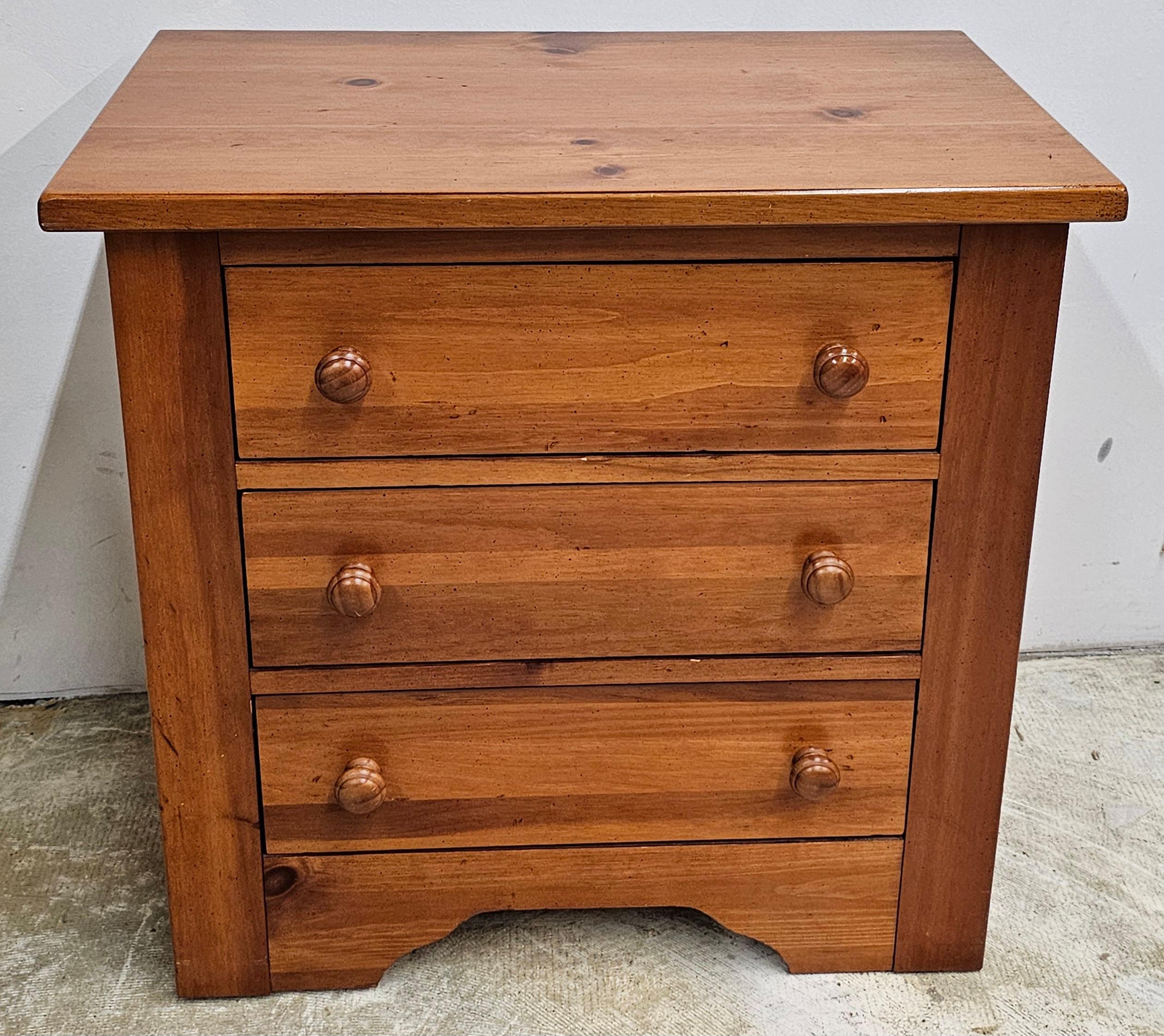 A Mid-Century Broyhill Stained Pine Bedside Chest of Drawers. Measures 27