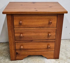 Mid-Century Broyhill Kiefer gebeizt Nachttischkommode mit Schubladen