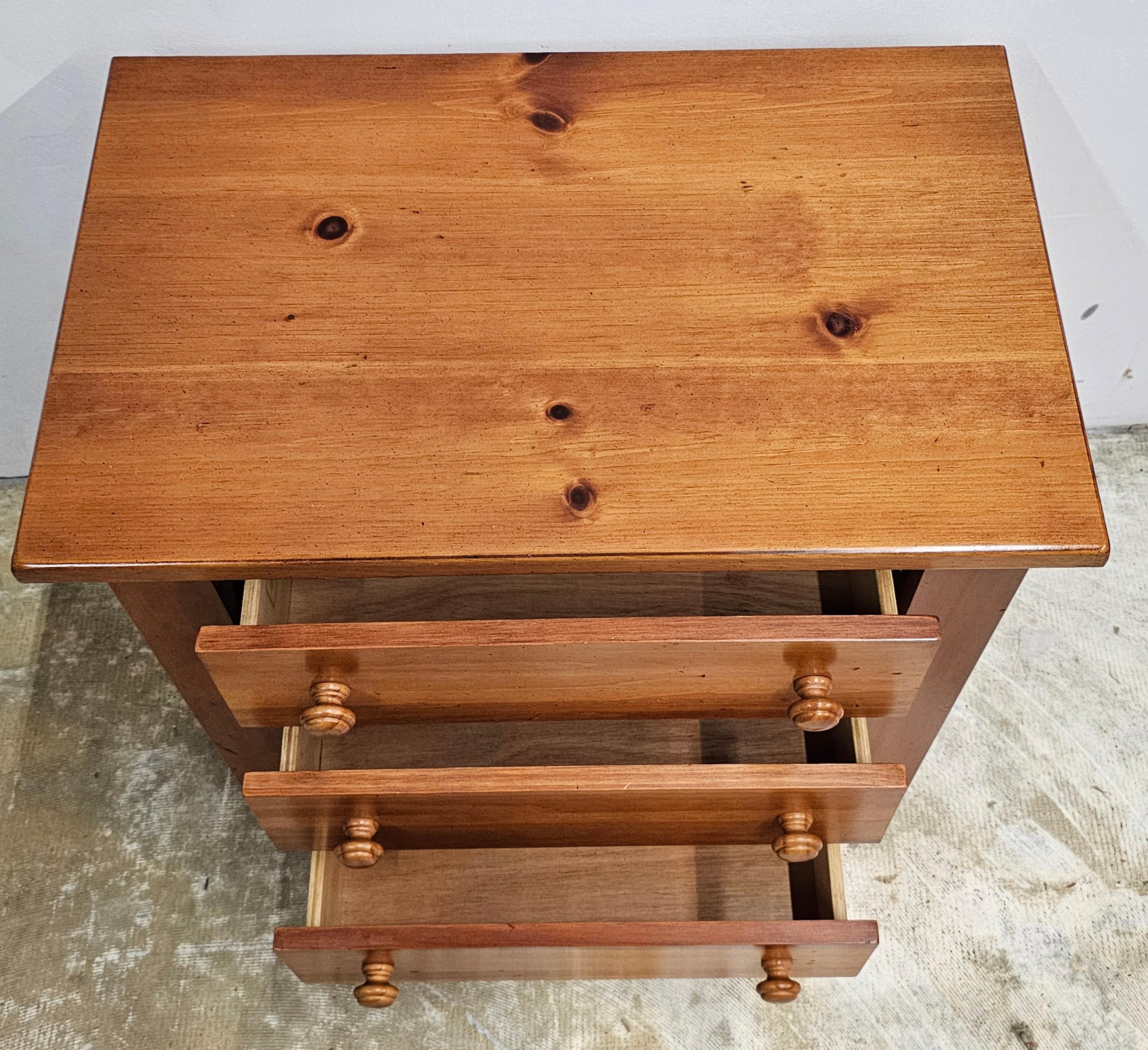 American Classical Mid-Century Broyhill Stained Pine Bedside Chest of Drawers For Sale
