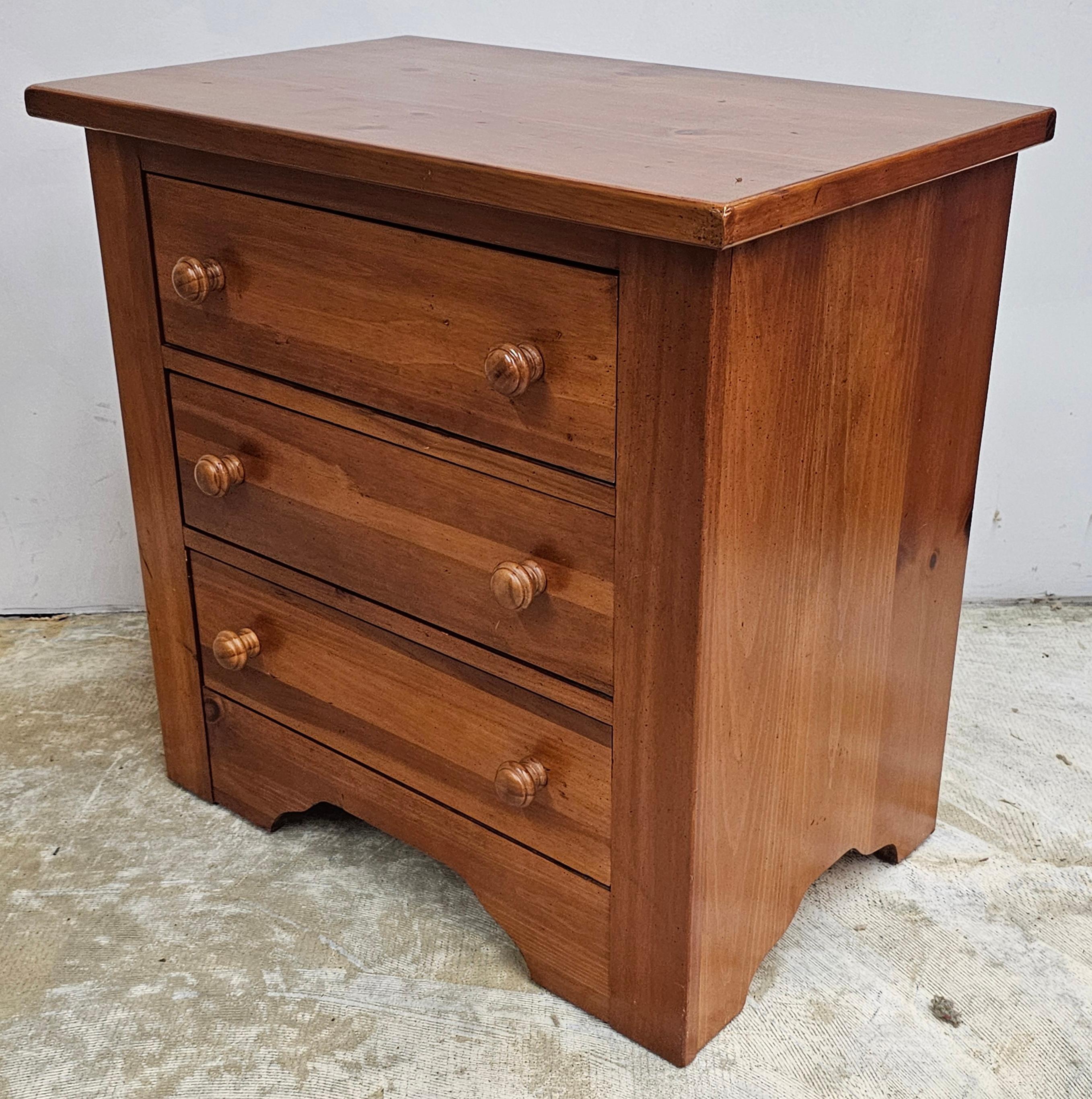 20th Century Mid-Century Broyhill Stained Pine Bedside Chest of Drawers For Sale