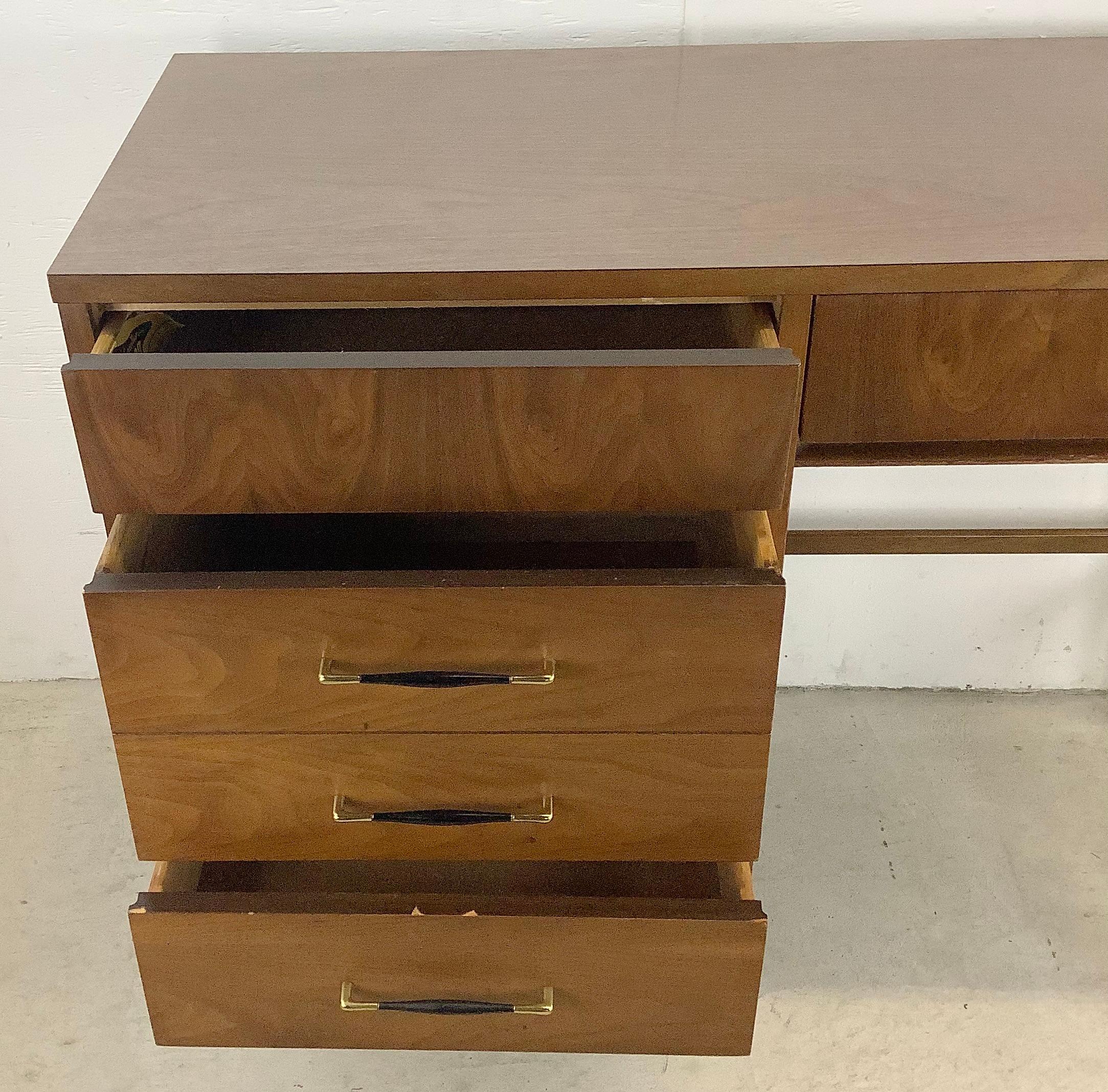 Mid-Century Broyhill Style Writing Desk In Good Condition In Trenton, NJ