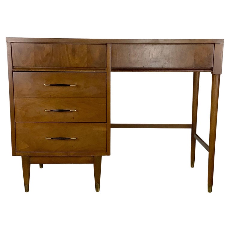 MidCentury Broyhill Style Writing Desk For Sale at 1stDibs