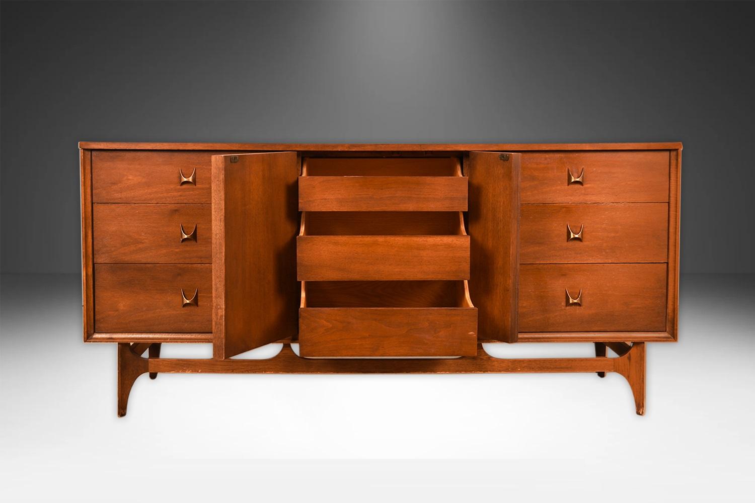 Vintage Walnut credenza, dresser circa early 1960s. This absolute jewel remains in nearly pristine condition. The Brasilia line is a collection that was first presented at the world’s fair in Seattle in 1962, as a tribute to the design of Brazilian